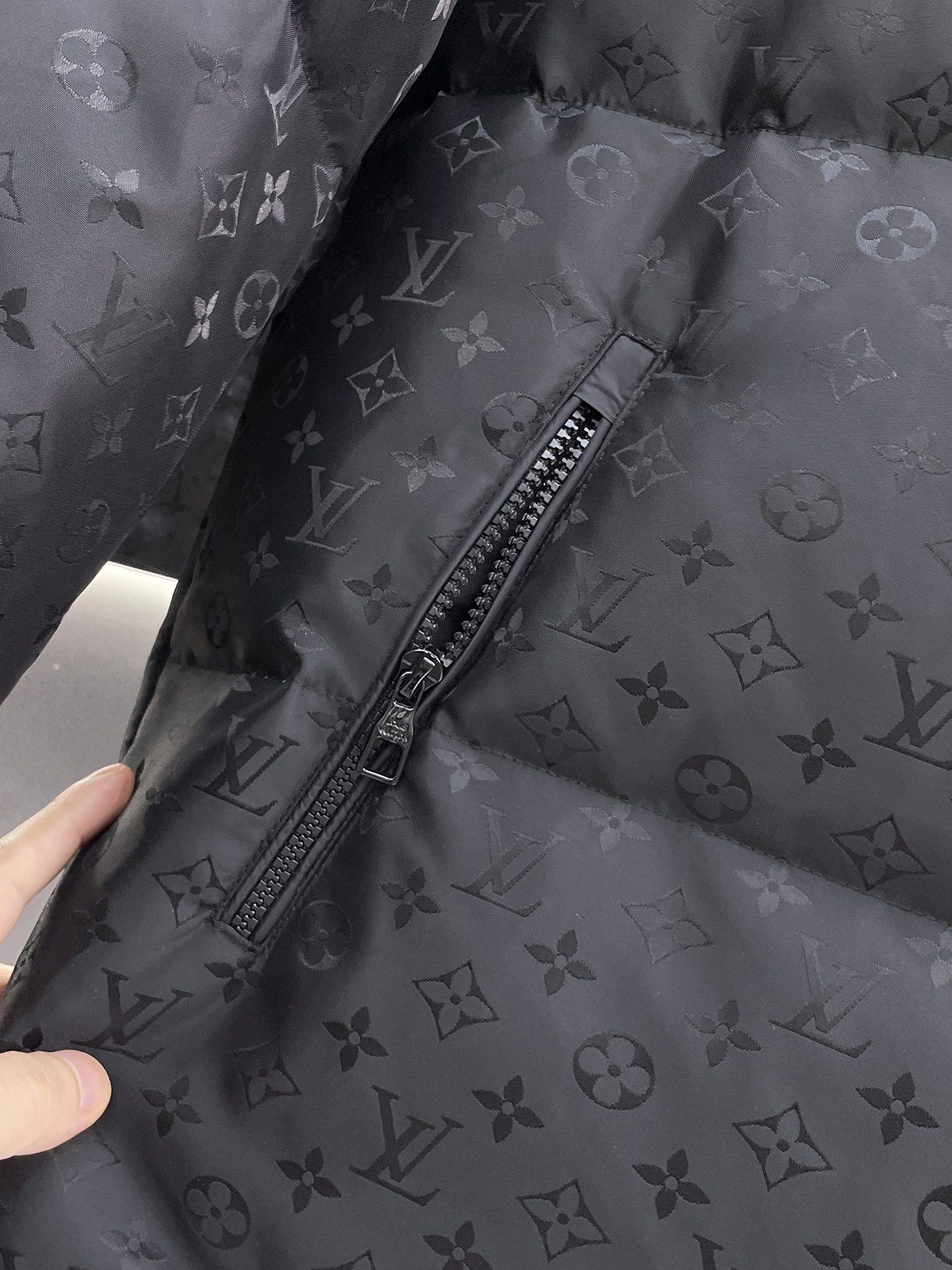 ！  LV  秋冬新款羽绒服。这款号称羽绒服届最贵的，全部90绒的。带着经典的Logo组合搭配，第一眼看