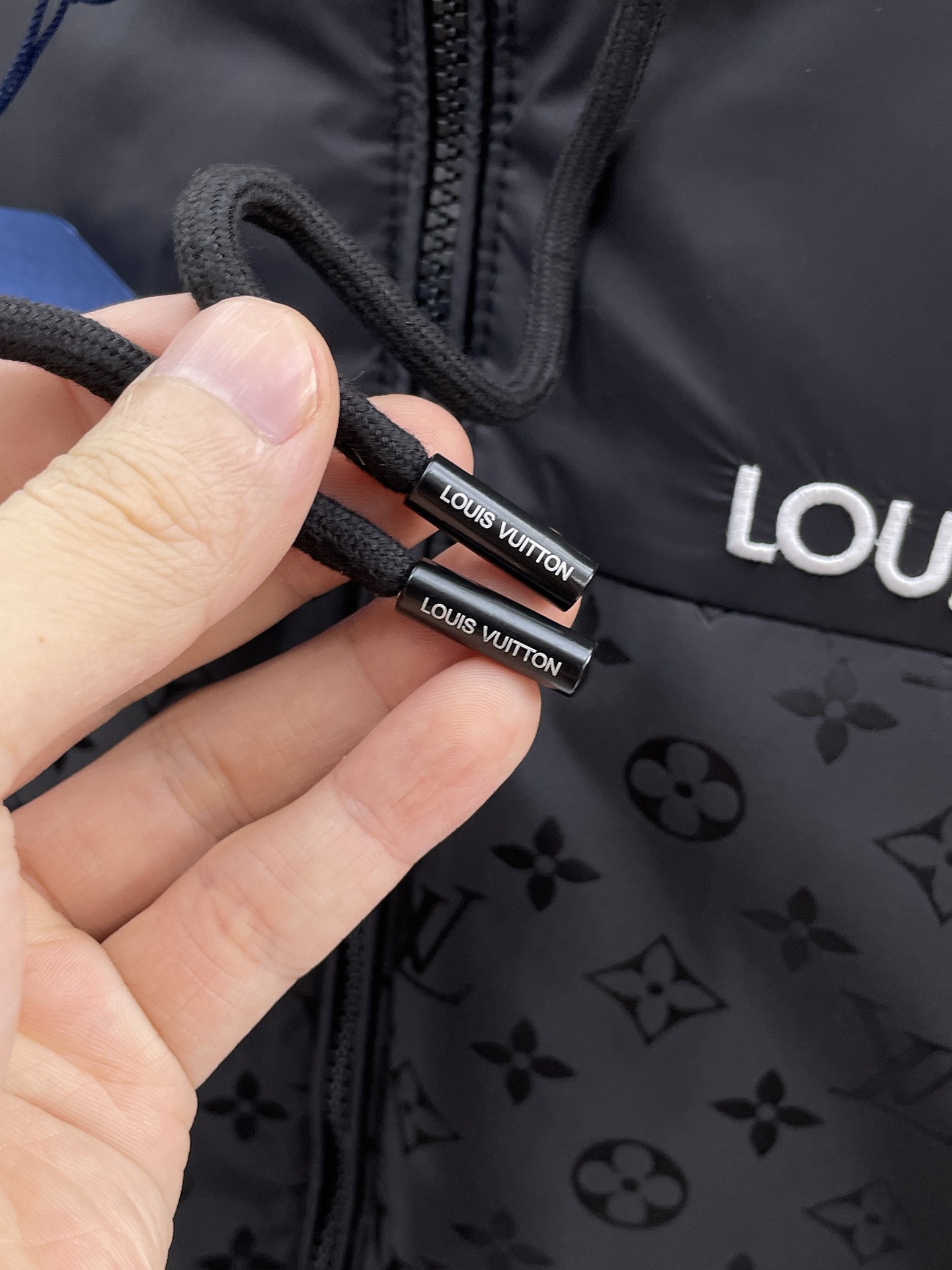 ！  LV  秋冬新款羽绒服。这款号称羽绒服届最贵的，全部90绒的。带着经典的Logo组合搭配，第一眼看