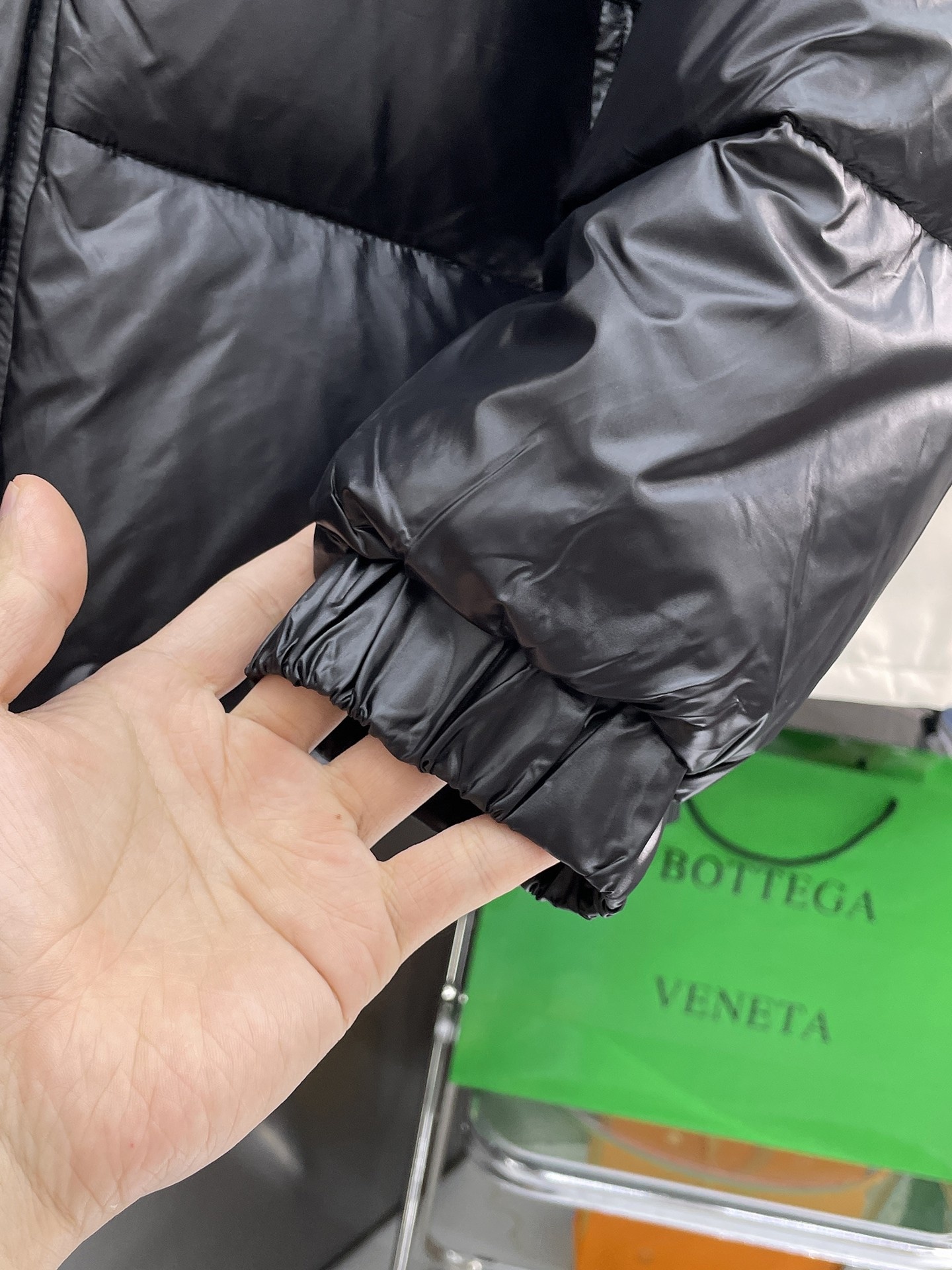 ! 蒙口 秋冬新款羽绒服。这款号称羽绒服届最贵的,全部90绒的。带着经典的Logo组合搭配,第一眼看