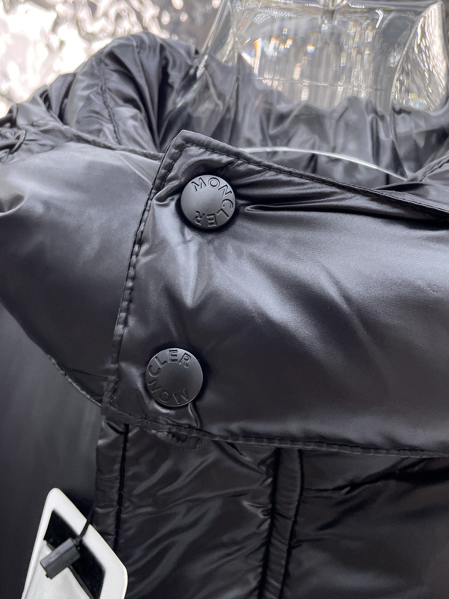 ! 蒙口 秋冬新款羽绒服。这款号称羽绒服届最贵的,全部90绒的。带着经典的Logo组合搭配,第一眼看