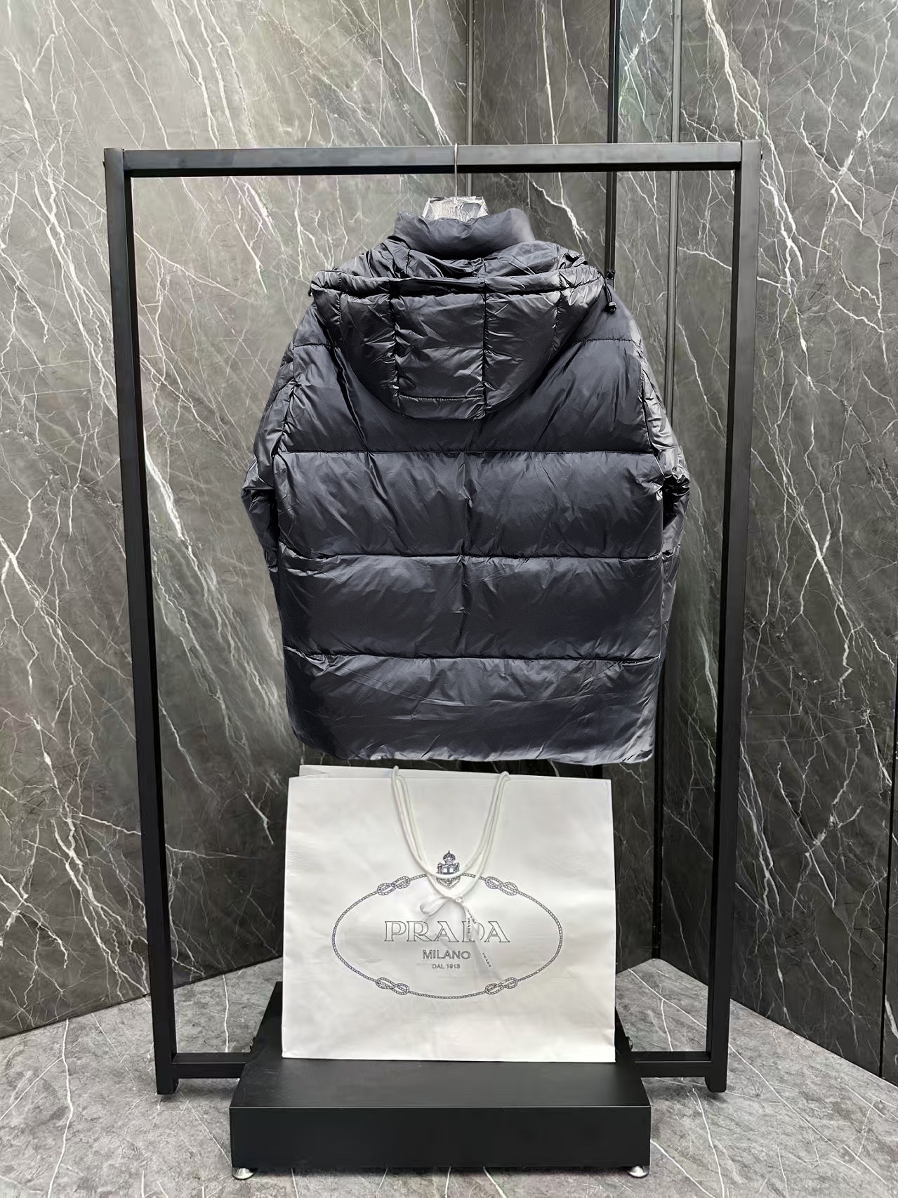 ! 蒙口 秋冬新款羽绒服。这款号称羽绒服届最贵的,全部90绒的。带着经典的Logo组合搭配,第一眼看