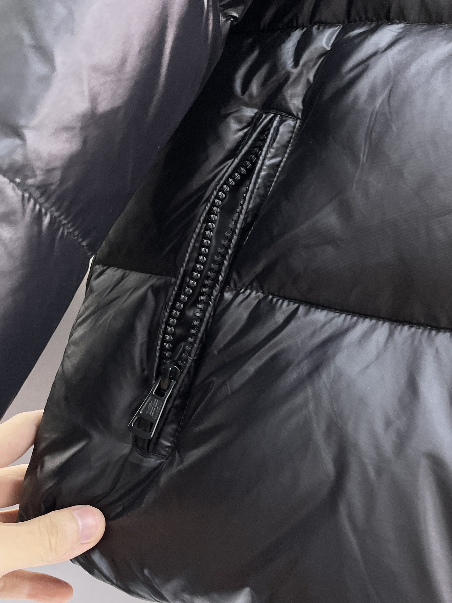 ! 蒙口 秋冬新款羽绒服。这款号称羽绒服届最贵的,全部90绒的。带着经典的Logo组合搭配,第一眼看