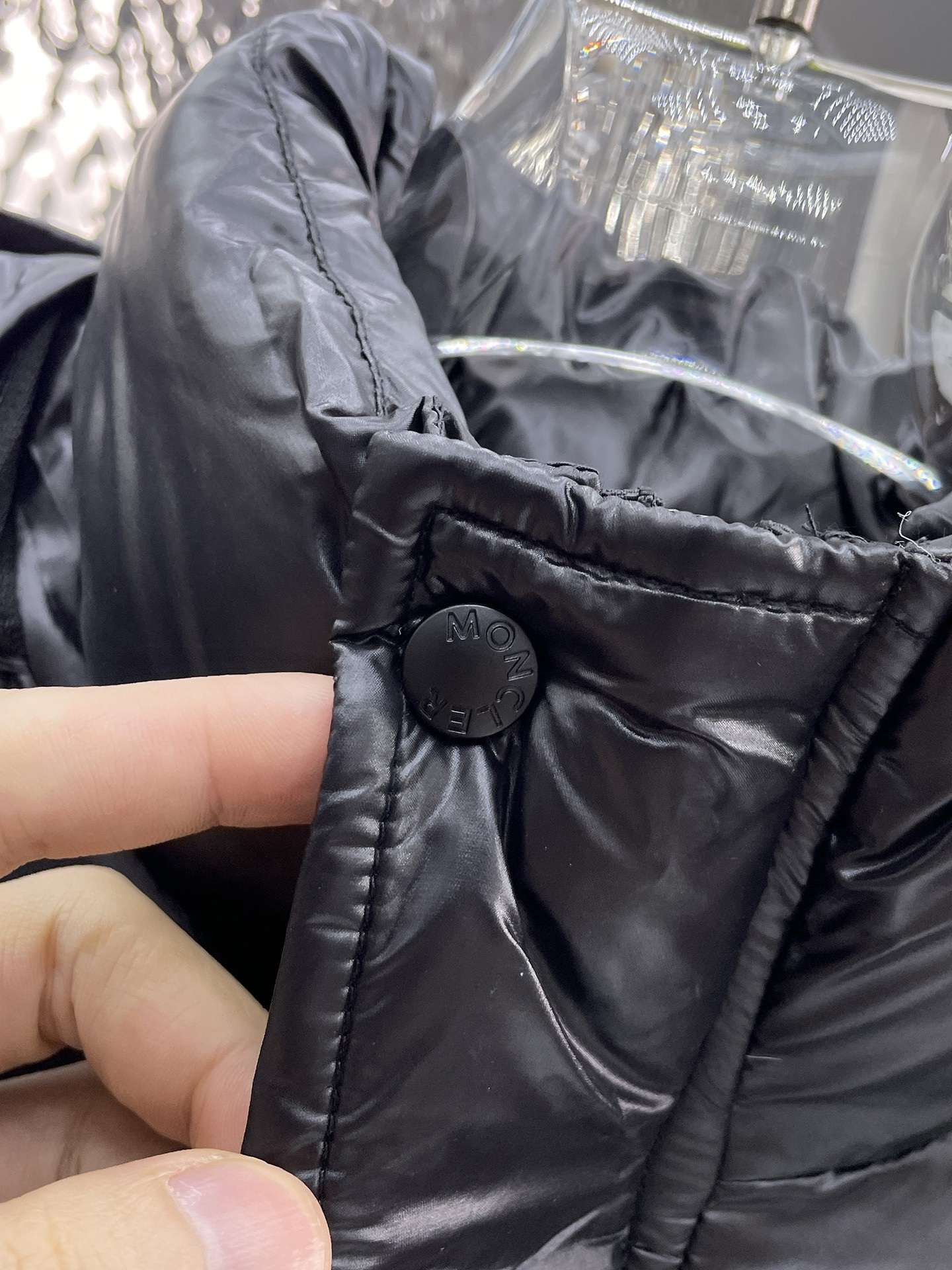 ! 蒙口 秋冬新款羽绒服。这款号称羽绒服届最贵的,全部90绒的。带着经典的Logo组合搭配,第一眼看
