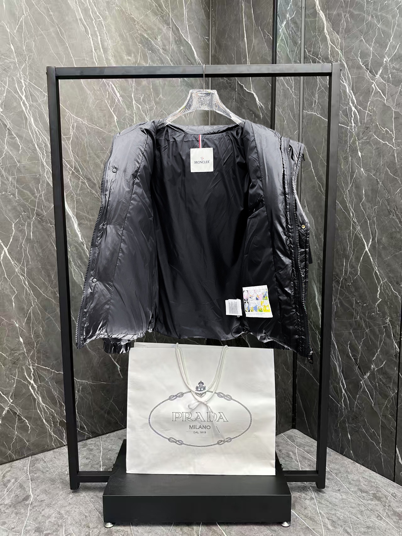 ! 蒙口 秋冬新款羽绒服。这款号称羽绒服届最贵的,全部90绒的。带着经典的Logo组合搭配,第一眼看