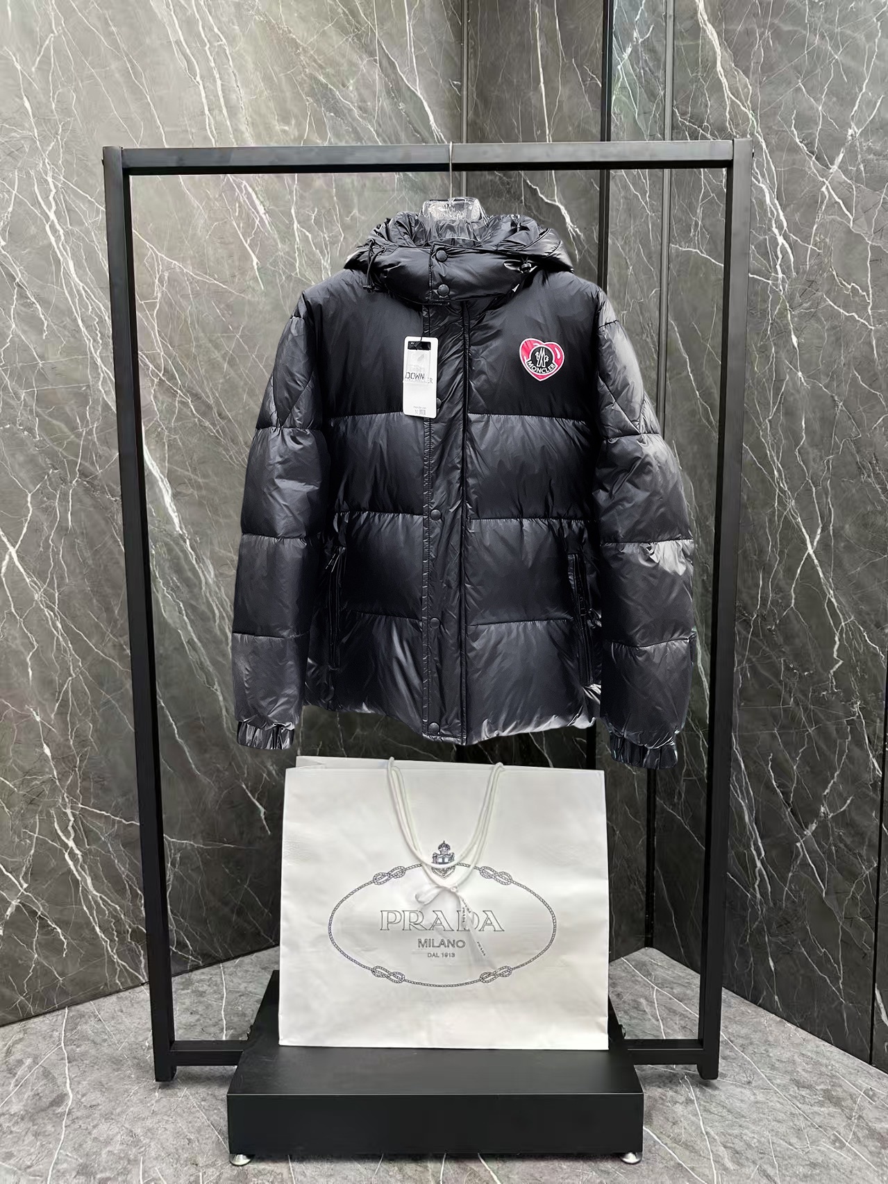 ! 蒙口 秋冬新款羽绒服。这款号称羽绒服届最贵的,全部90绒的。带着经典的Logo组合搭配,第一眼看