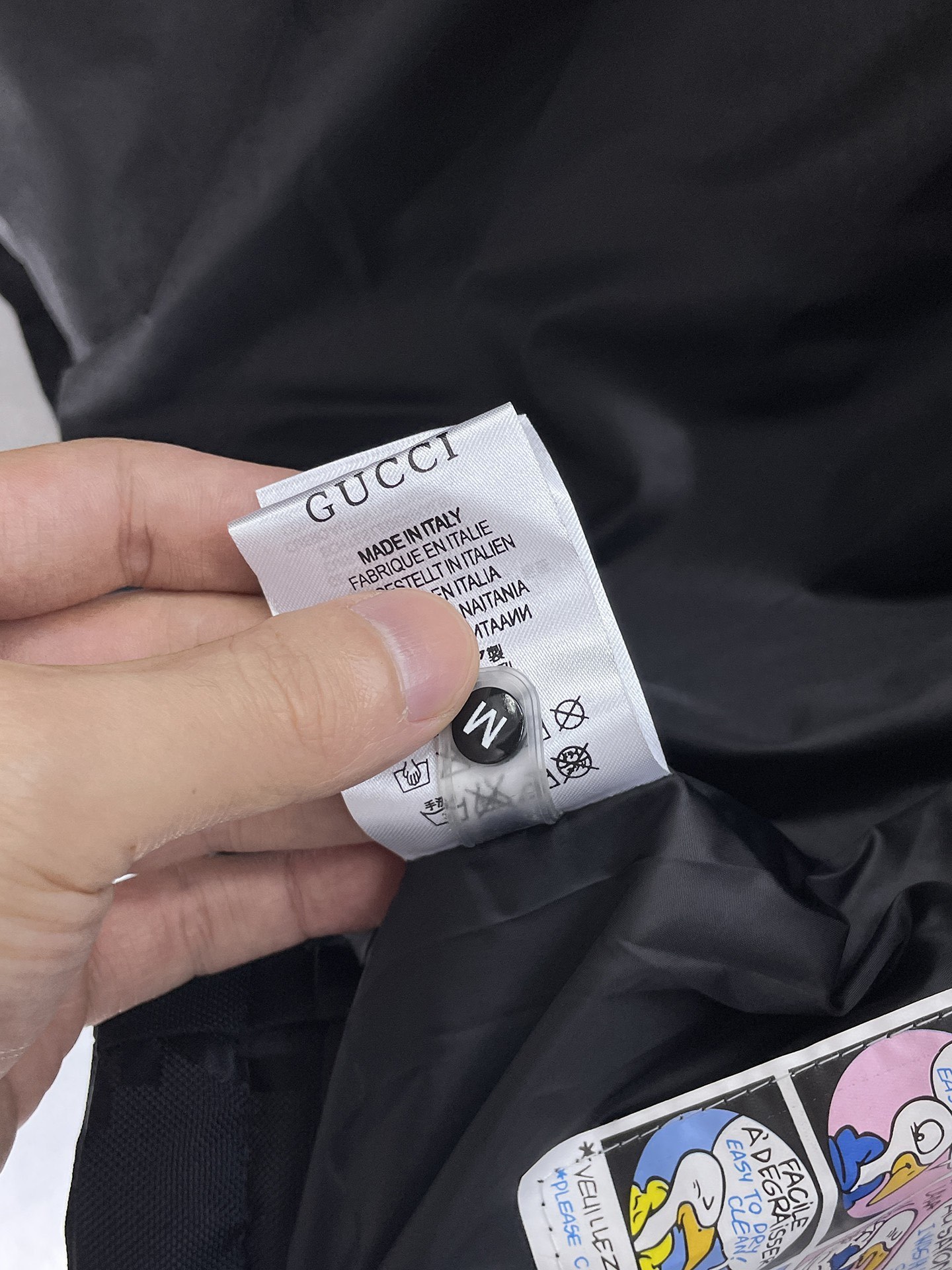 ! 古奇 秋冬新款羽绒服。这款号称羽绒服届最贵的,全部90绒的。带着经典的Logo组合搭配,第一眼看
