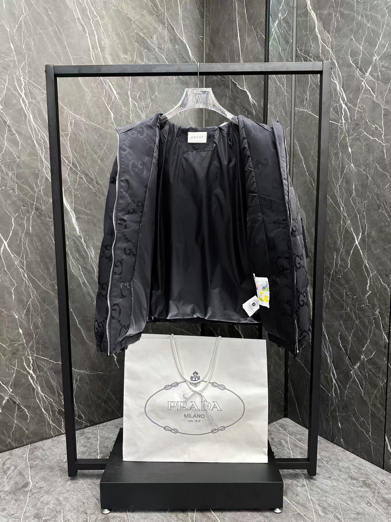 ! 古奇 秋冬新款羽绒服。这款号称羽绒服届最贵的,全部90绒的。带着经典的Logo组合搭配,第一眼看