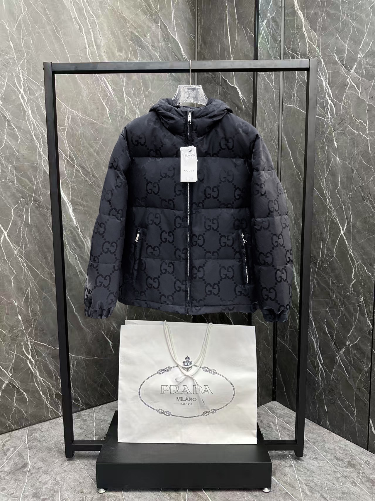 ! 古奇 秋冬新款羽绒服。这款号称羽绒服届最贵的,全部90绒的。带着经典的Logo组合搭配,第一眼看