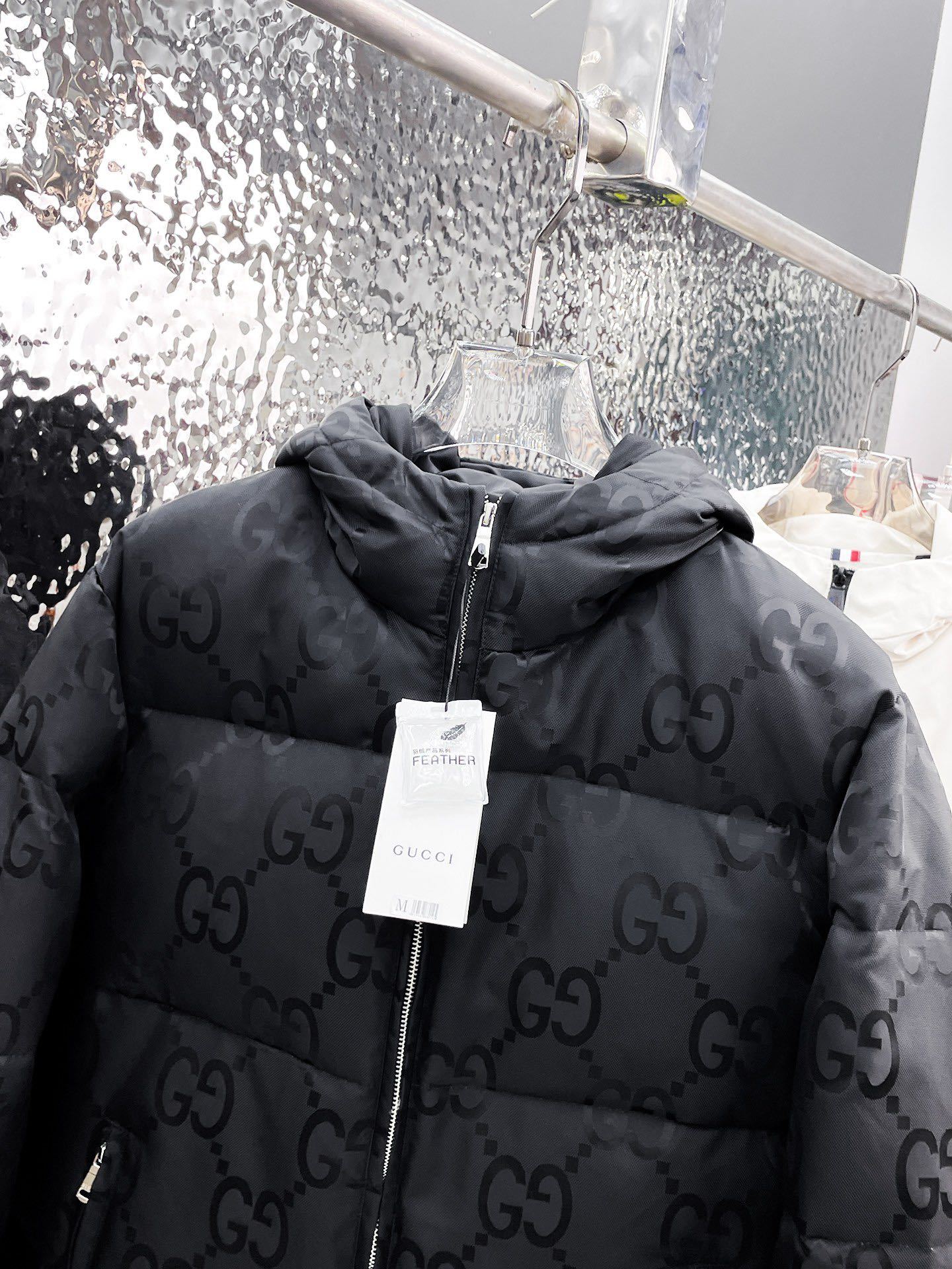 ! 古奇 秋冬新款羽绒服。这款号称羽绒服届最贵的,全部90绒的。带着经典的Logo组合搭配,第一眼看