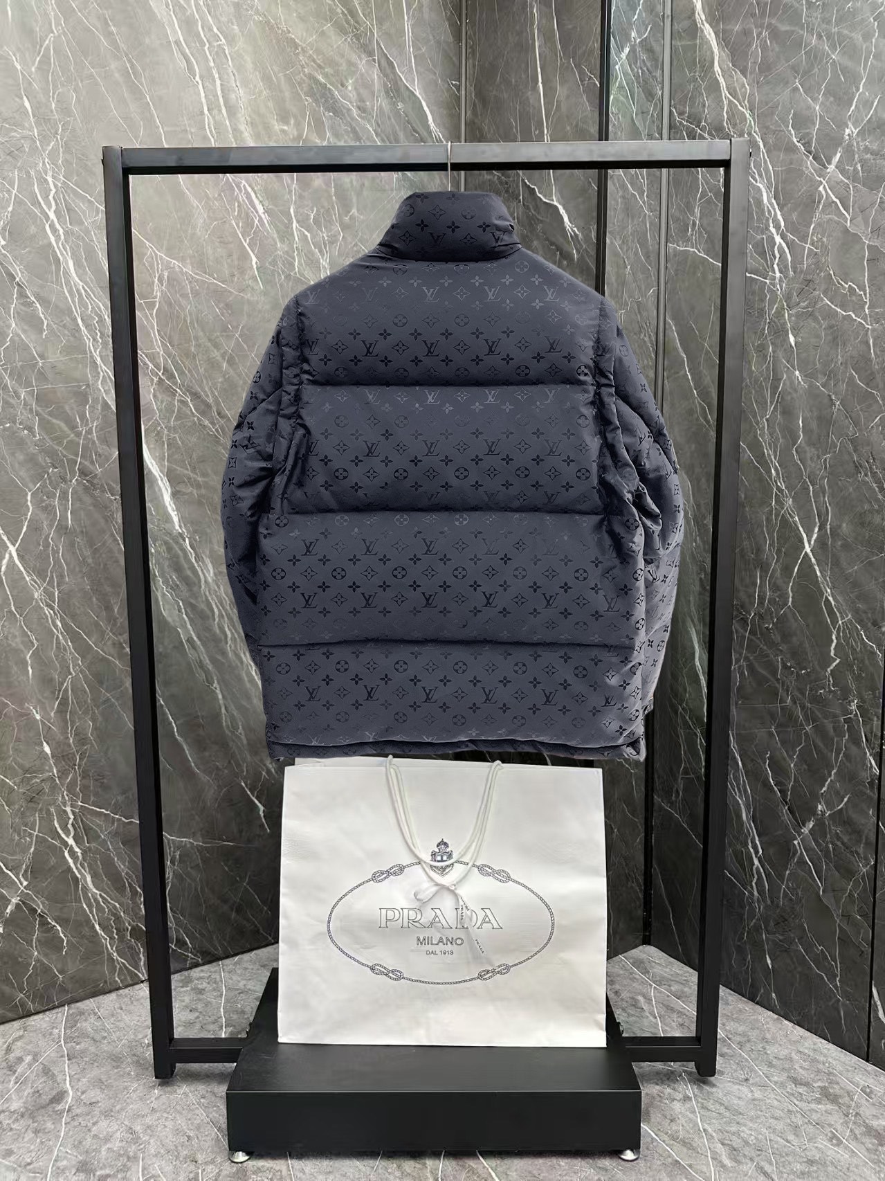 ! LV 秋冬新款羽绒服。一衣两种穿法!这款号称羽绒服届最贵的,全部90绒的。带着经典的Logo组合