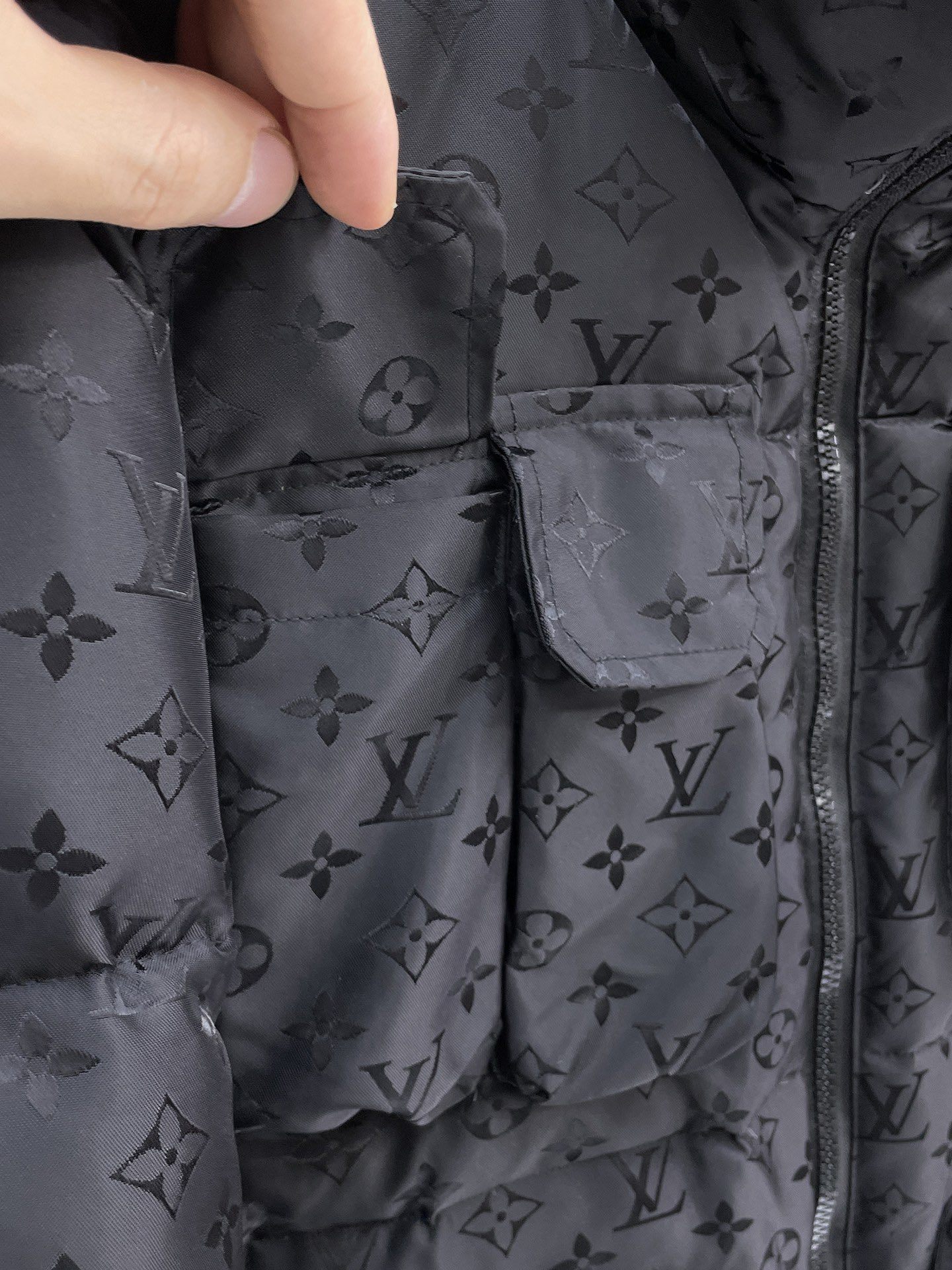 ! LV 秋冬新款羽绒服。一衣两种穿法!这款号称羽绒服届最贵的,全部90绒的。带着经典的Logo组合