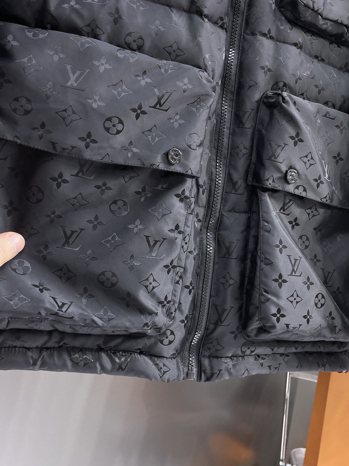 ! LV 秋冬新款羽绒服。一衣两种穿法!这款号称羽绒服届最贵的,全部90绒的。带着经典的Logo组合