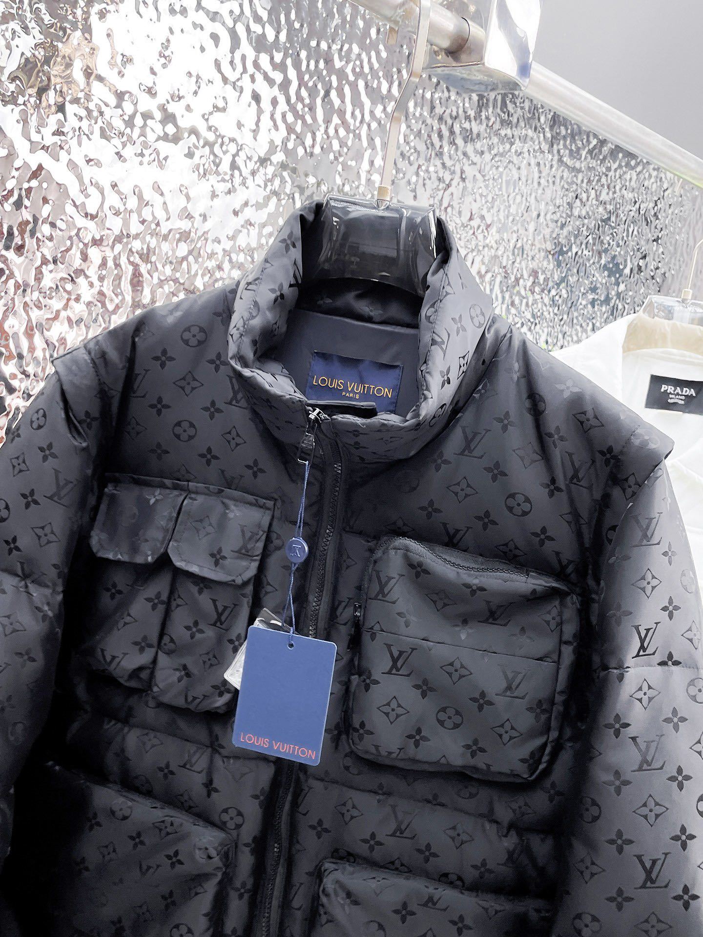 ! LV 秋冬新款羽绒服。一衣两种穿法!这款号称羽绒服届最贵的,全部90绒的。带着经典的Logo组合