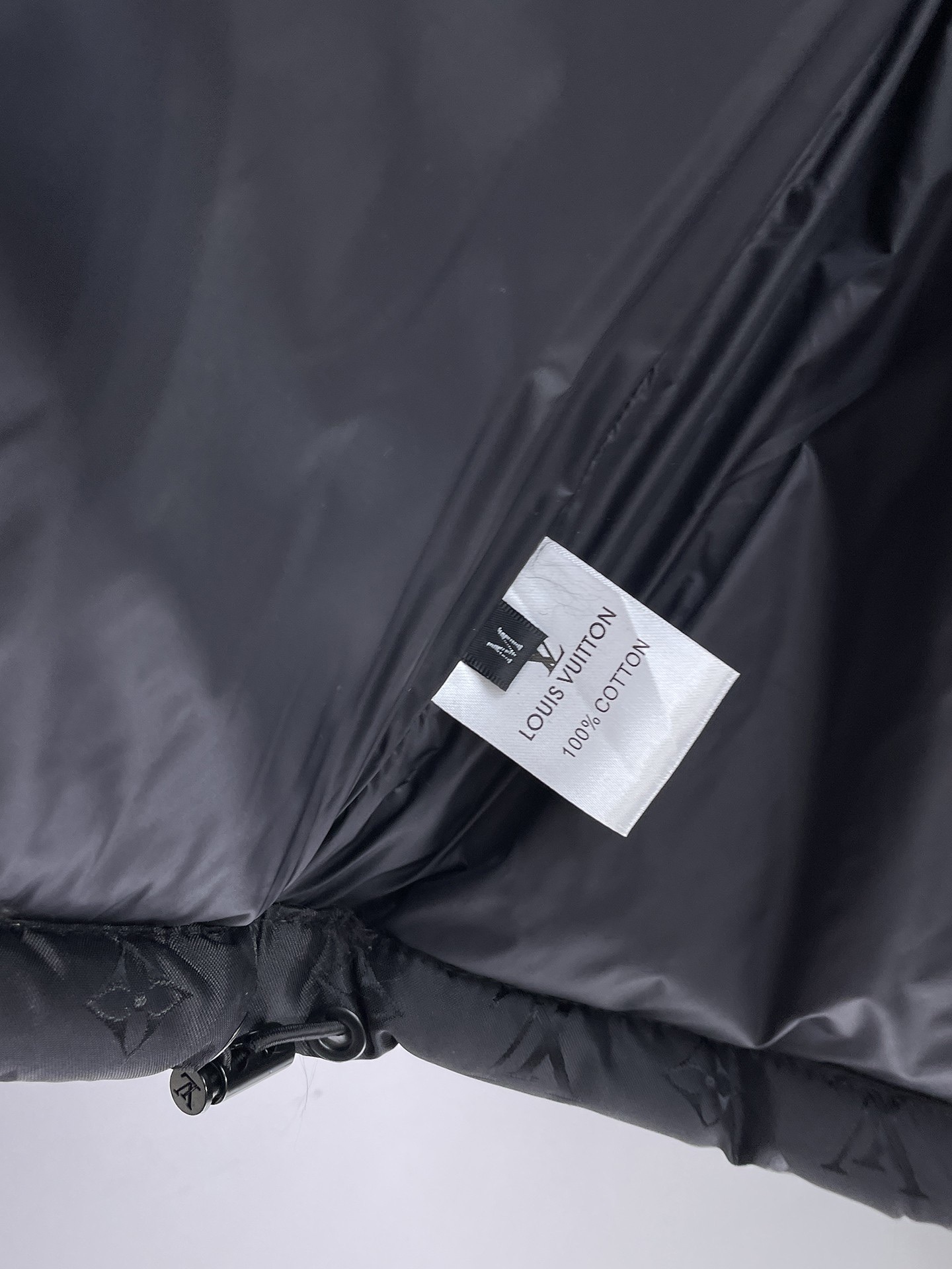 ! LV 秋冬新款羽绒服。一衣两种穿法!这款号称羽绒服届最贵的,全部90绒的。带着经典的Logo组合
