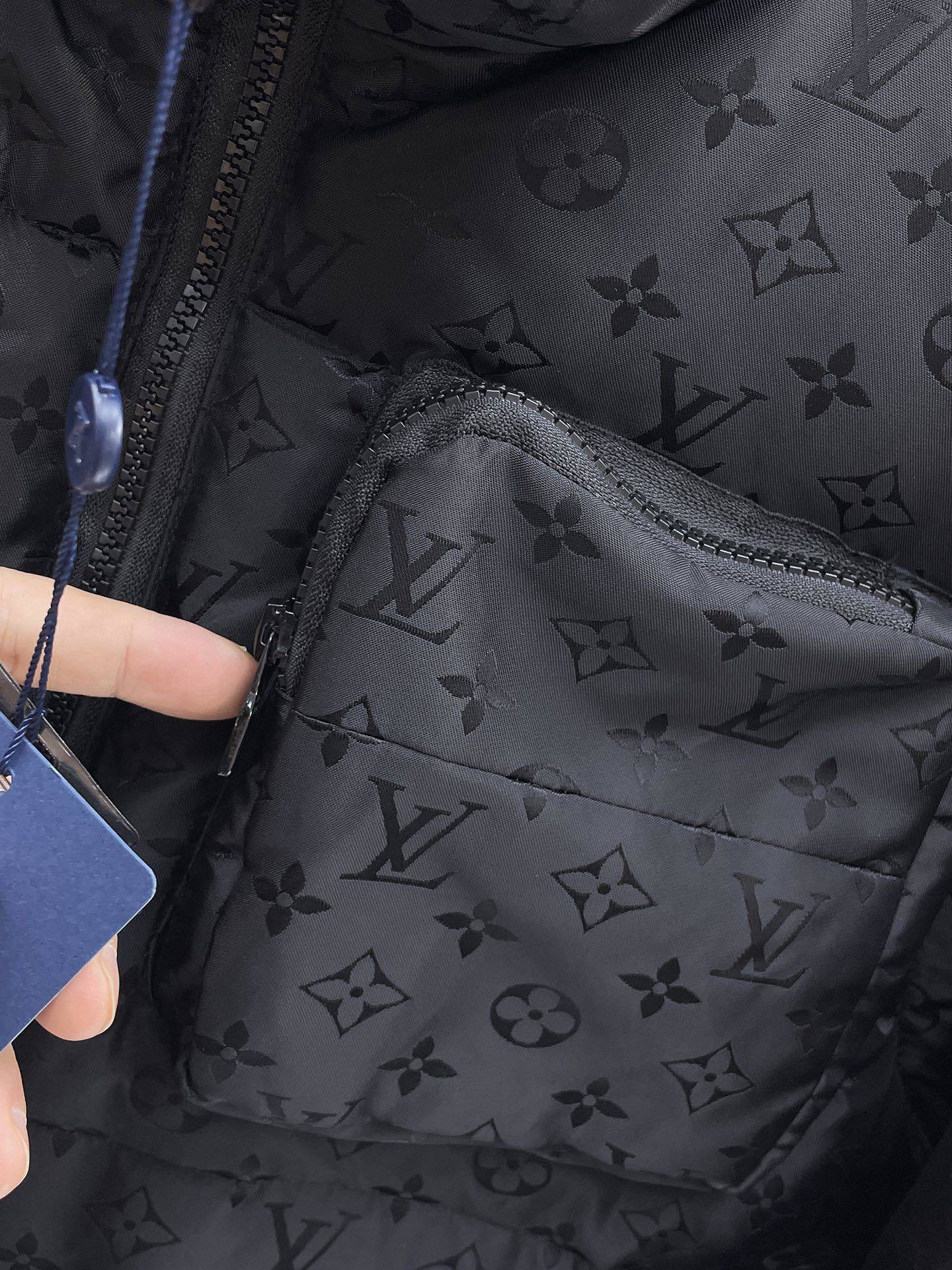! LV 秋冬新款羽绒服。一衣两种穿法!这款号称羽绒服届最贵的,全部90绒的。带着经典的Logo组合