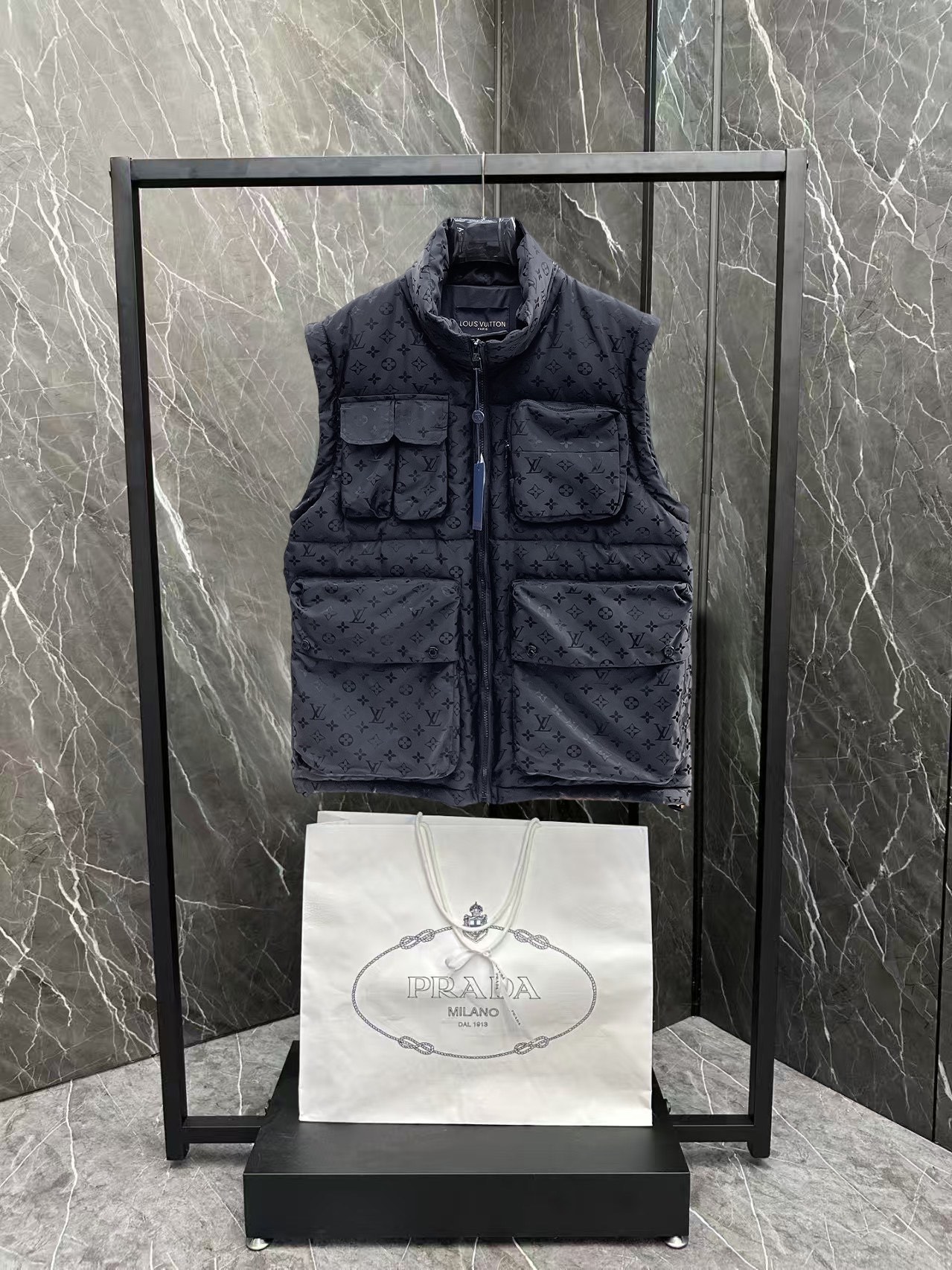 ! LV 秋冬新款羽绒服。一衣两种穿法!这款号称羽绒服届最贵的,全部90绒的。带着经典的Logo组合