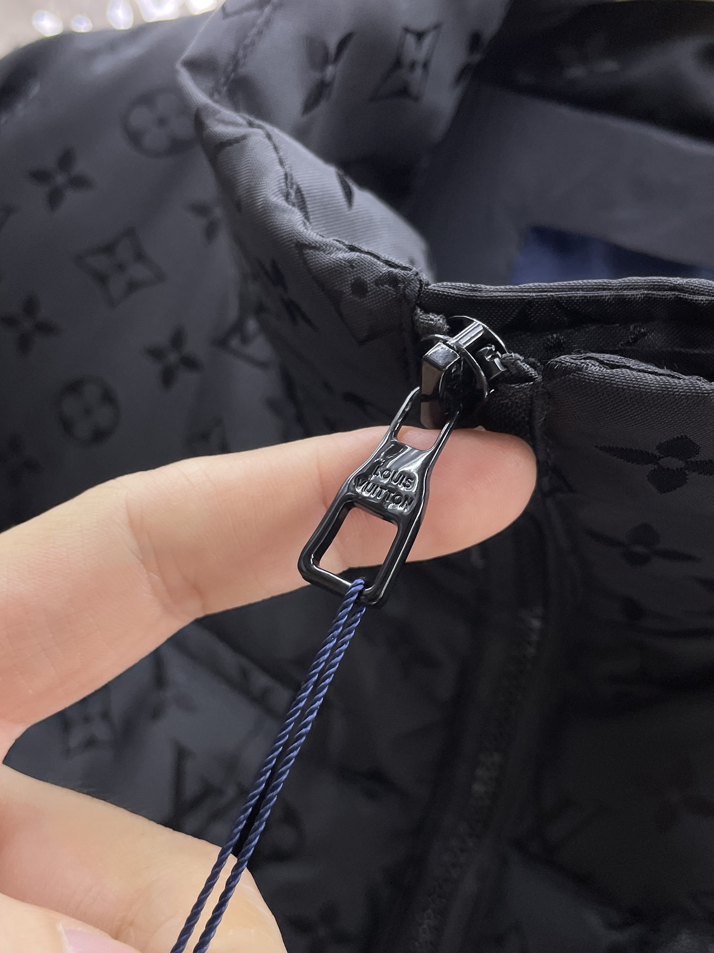 ! LV 秋冬新款羽绒服。一衣两种穿法!这款号称羽绒服届最贵的,全部90绒的。带着经典的Logo组合