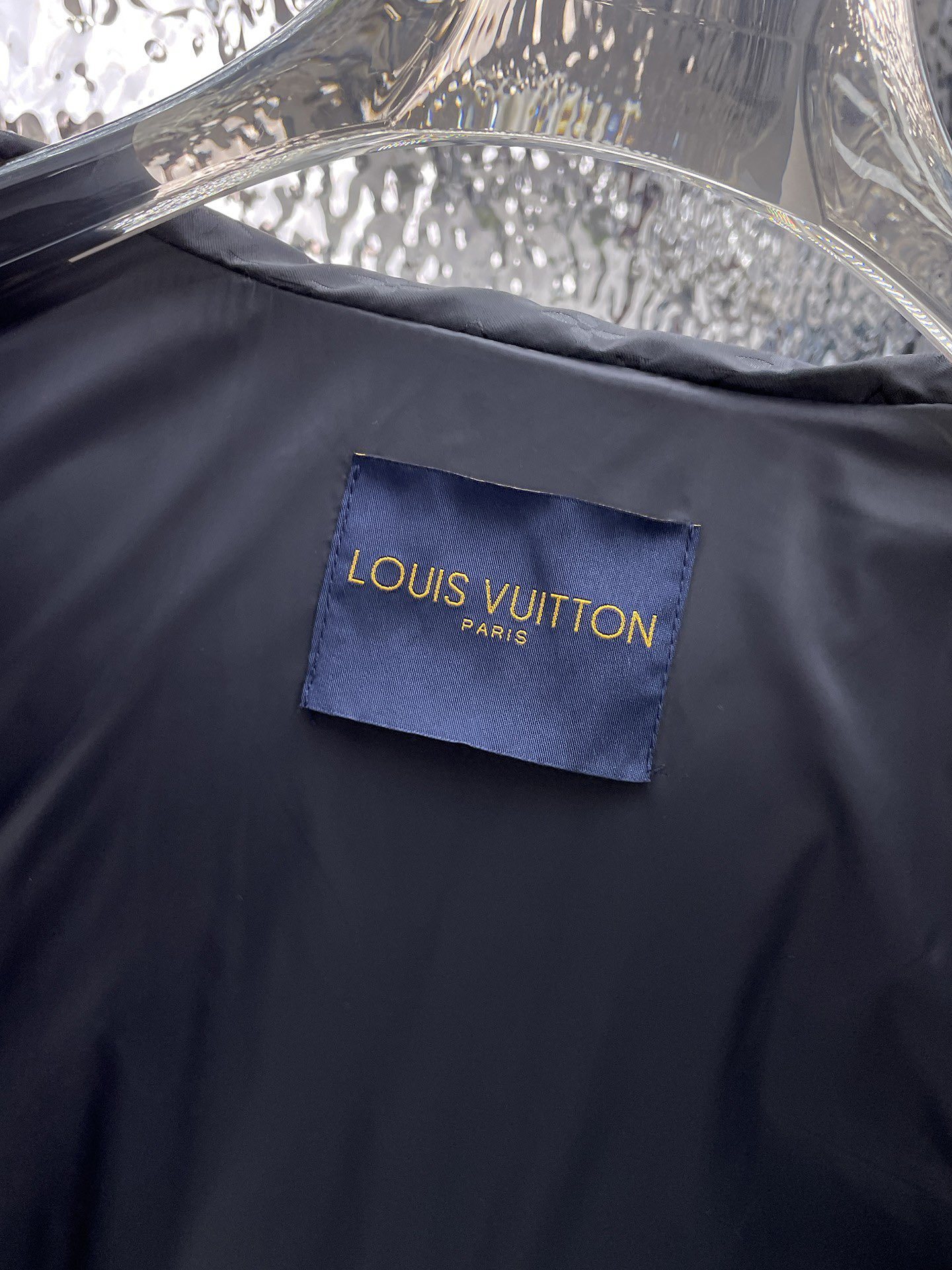 ! LV 秋冬新款羽绒服。一衣两种穿法!这款号称羽绒服届最贵的,全部90绒的。带着经典的Logo组合