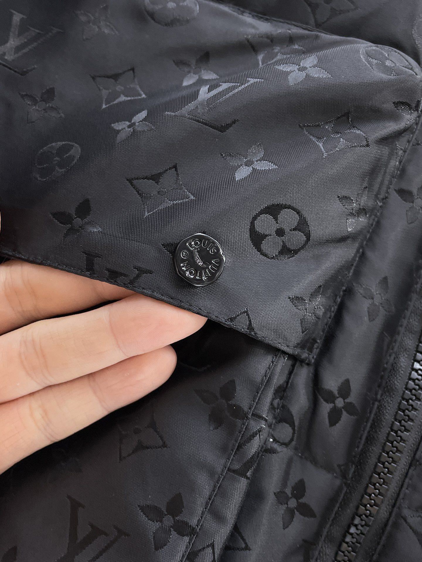 ! LV 秋冬新款羽绒服。一衣两种穿法!这款号称羽绒服届最贵的,全部90绒的。带着经典的Logo组合