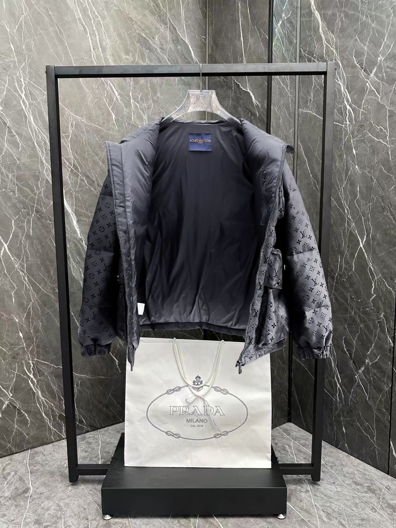 ! LV 秋冬新款羽绒服。一衣两种穿法!这款号称羽绒服届最贵的,全部90绒的。带着经典的Logo组合
