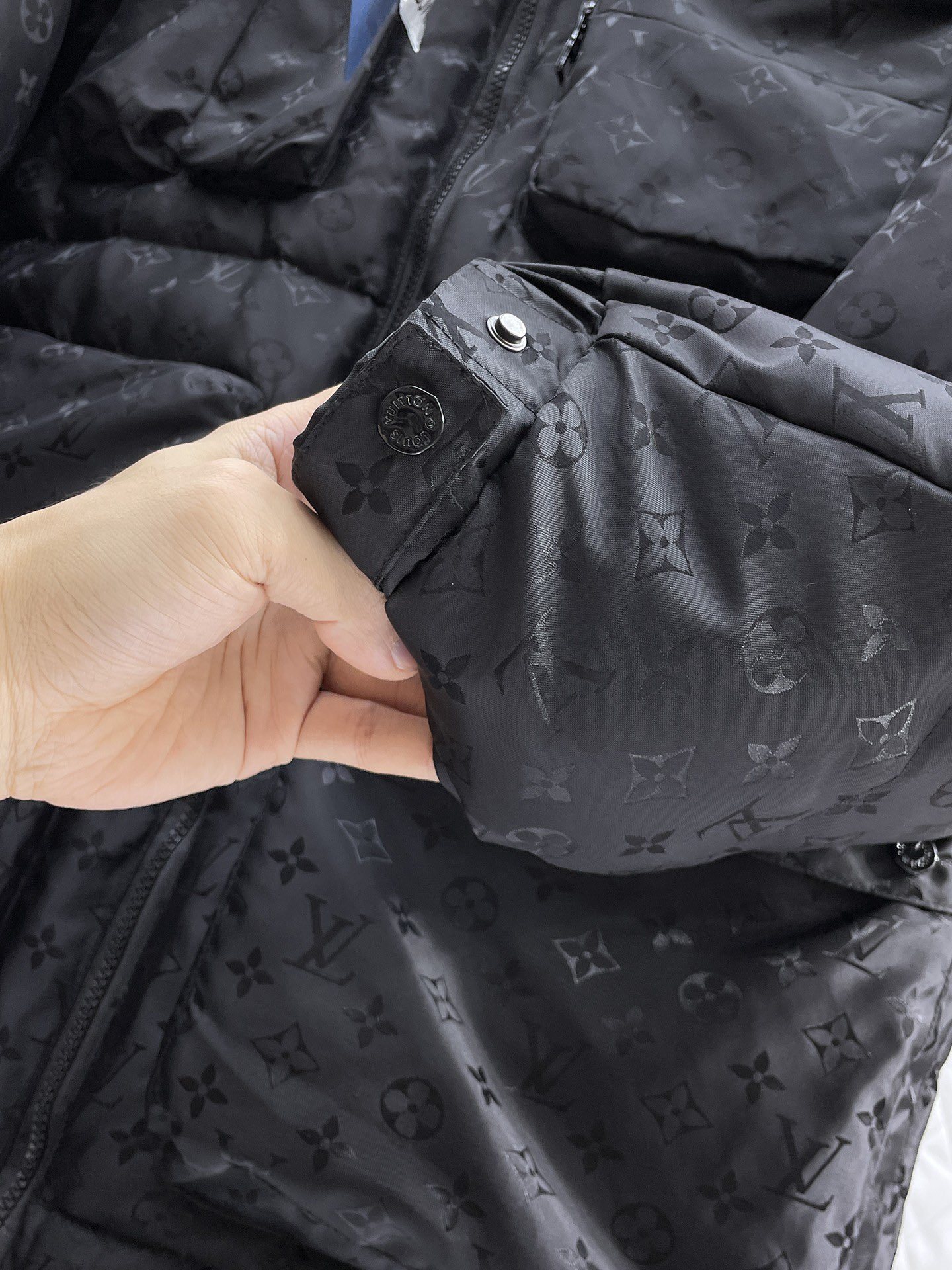 ! LV 秋冬新款羽绒服。一衣两种穿法!这款号称羽绒服届最贵的,全部90绒的。带着经典的Logo组合