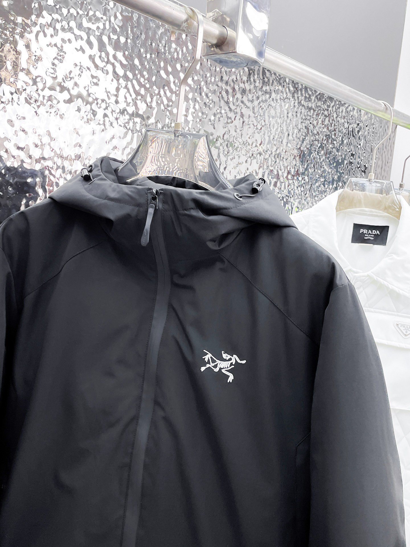 ! 始祖鸟 秋冬新款羽绒服。这款号称羽绒服届最贵的,全部90绒的。带着经典的Logo组合搭配,第一眼