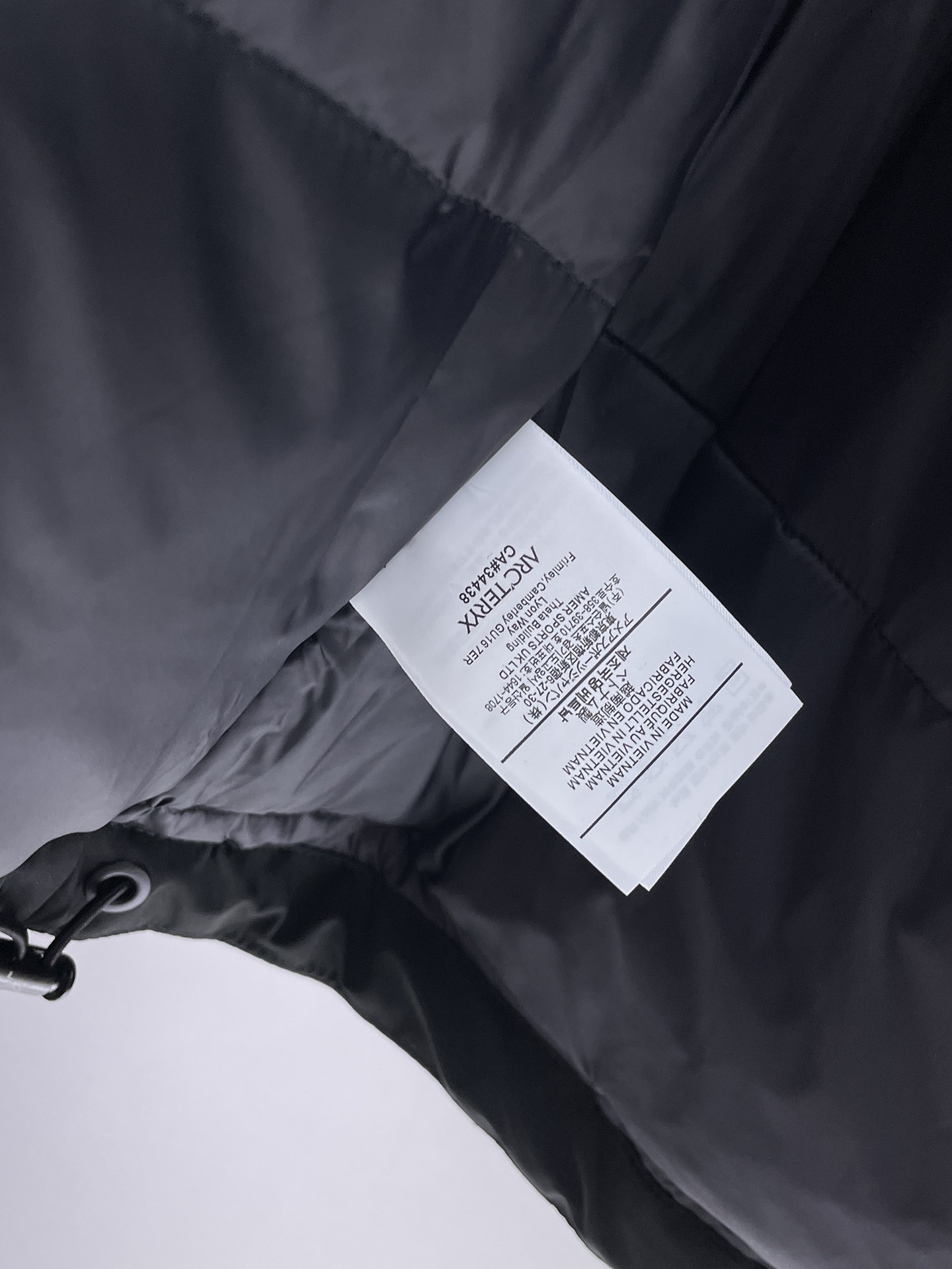 ! 始祖鸟 秋冬新款羽绒服。这款号称羽绒服届最贵的,全部90绒的。带着经典的Logo组合搭配,第一眼
