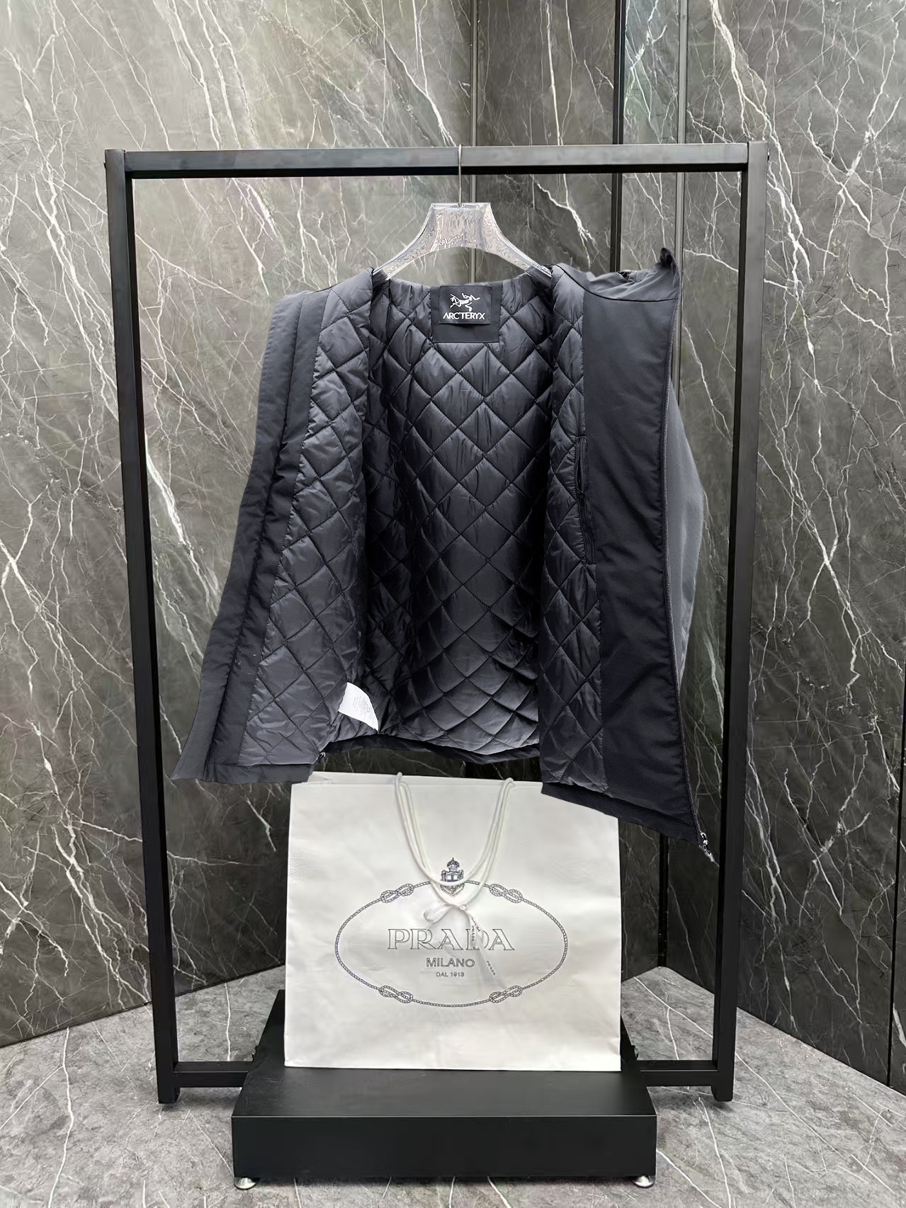   始祖鸟  三标齐全    ss冬季新款羽绒棉服外套，秀场新品‼品相非常完美，舒适保暖，色泽饱满诱人，