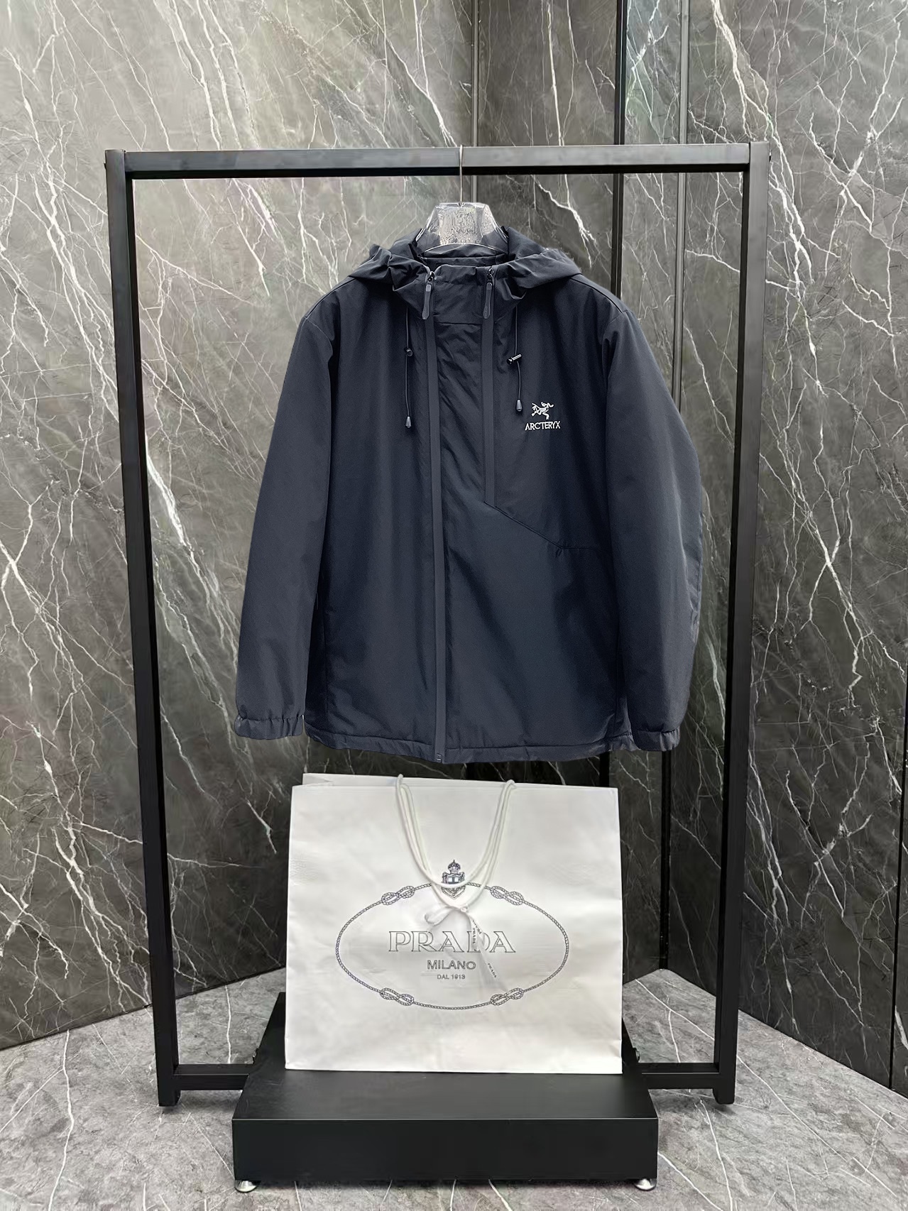   始祖鸟  三标齐全    ss冬季新款羽绒棉服外套，秀场新品‼品相非常完美，舒适保暖，色泽饱满诱人，