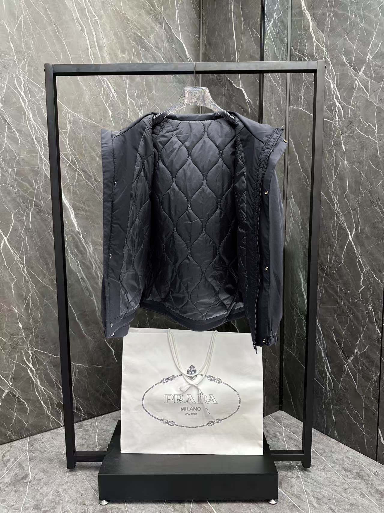   普拉达  三标齐全    ss冬季新款羽绒棉服外套，秀场新品‼品相非常完美，舒适保暖，色泽饱满诱人，