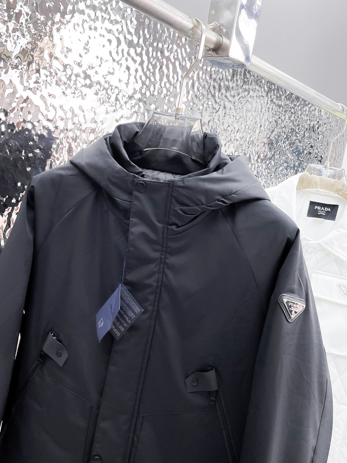   普拉达  三标齐全    ss冬季新款羽绒棉服外套，秀场新品‼品相非常完美，舒适保暖，色泽饱满诱人，