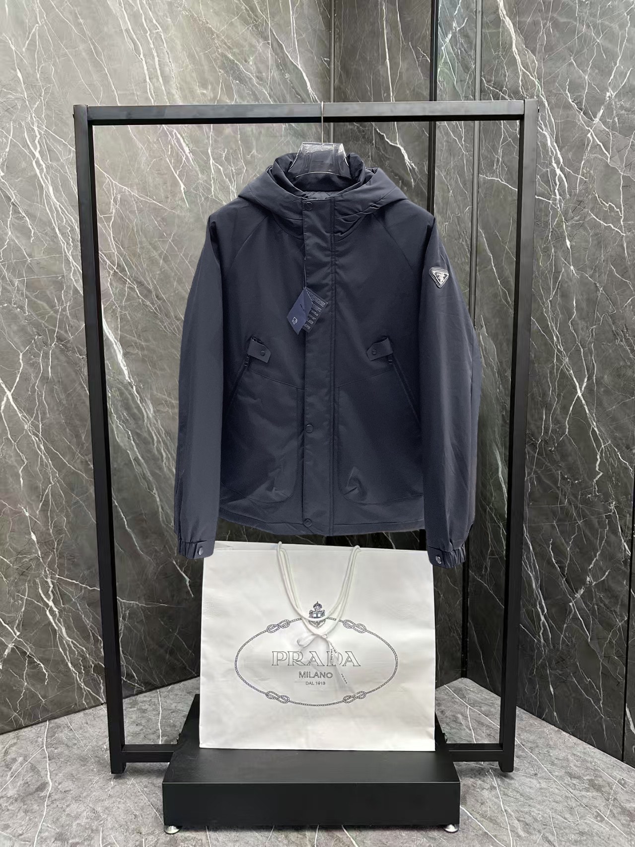   普拉达  三标齐全    ss冬季新款羽绒棉服外套，秀场新品‼品相非常完美，舒适保暖，色泽饱满诱人，
