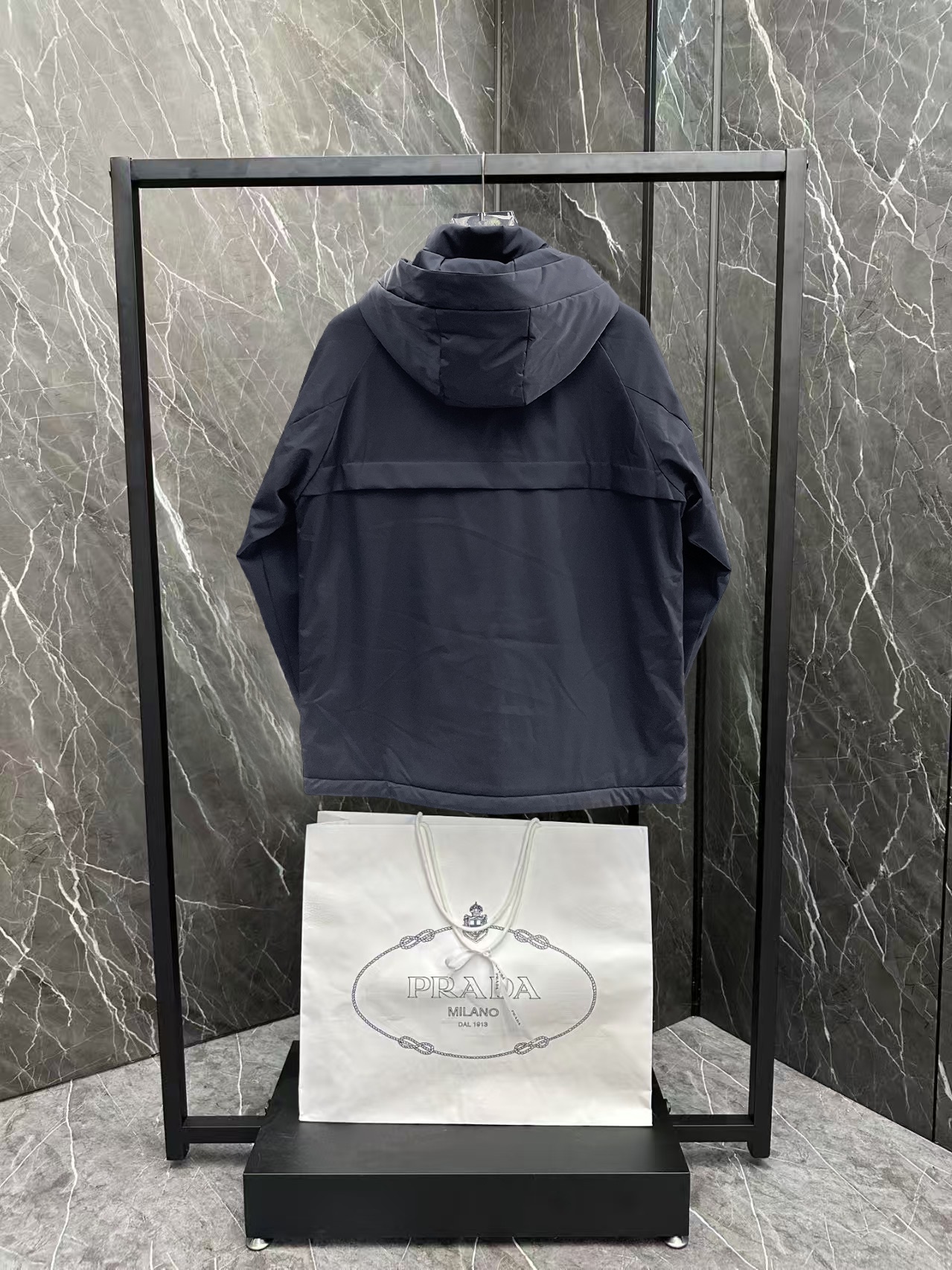   普拉达  三标齐全    ss冬季新款羽绒棉服外套，秀场新品‼品相非常完美，舒适保暖，色泽饱满诱人，