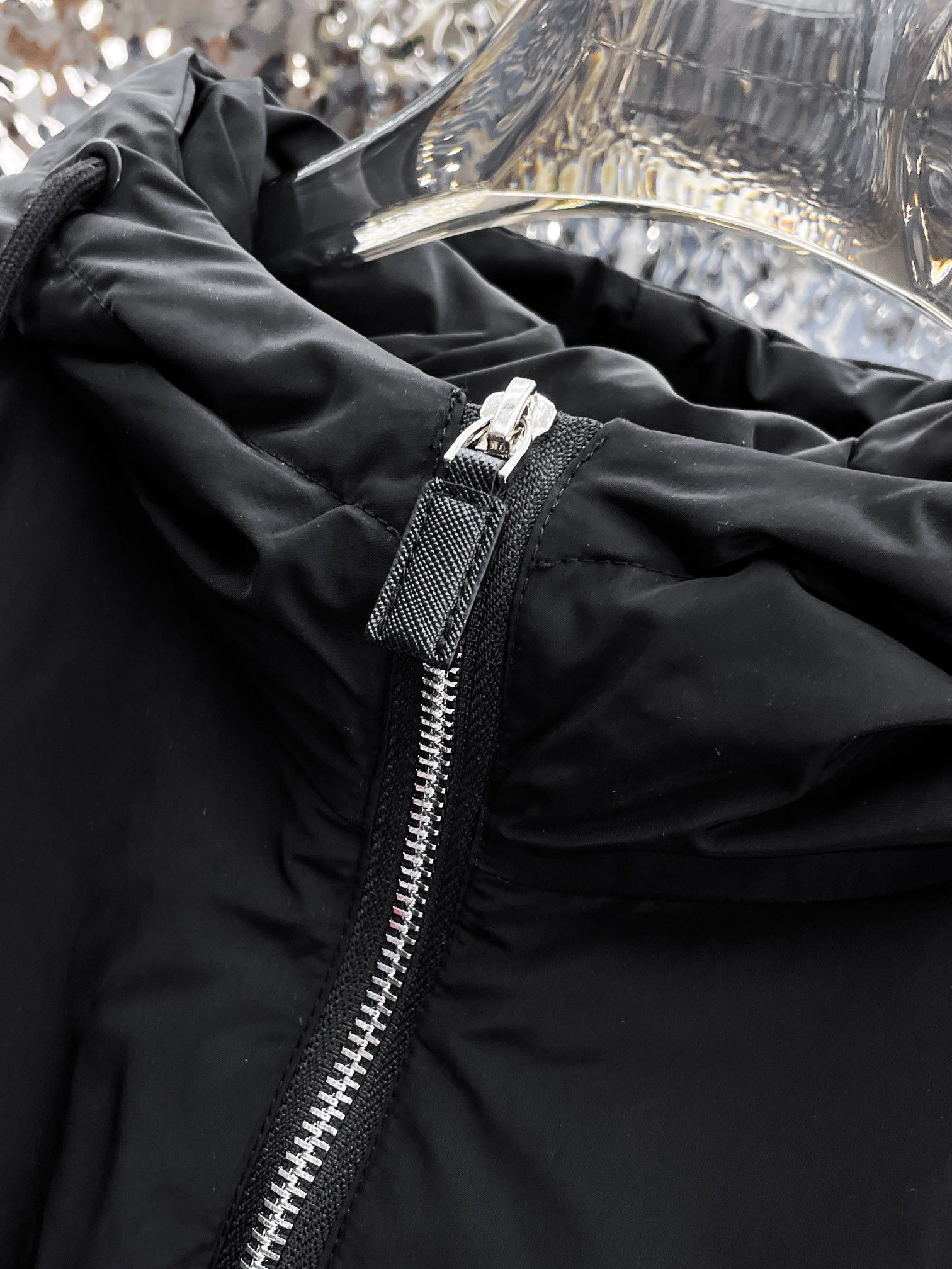 ! 普拉达 秋冬新款羽绒服。这款号称羽绒服届最贵的,全部90绒的。带着经典的Logo组合搭配,第一眼
