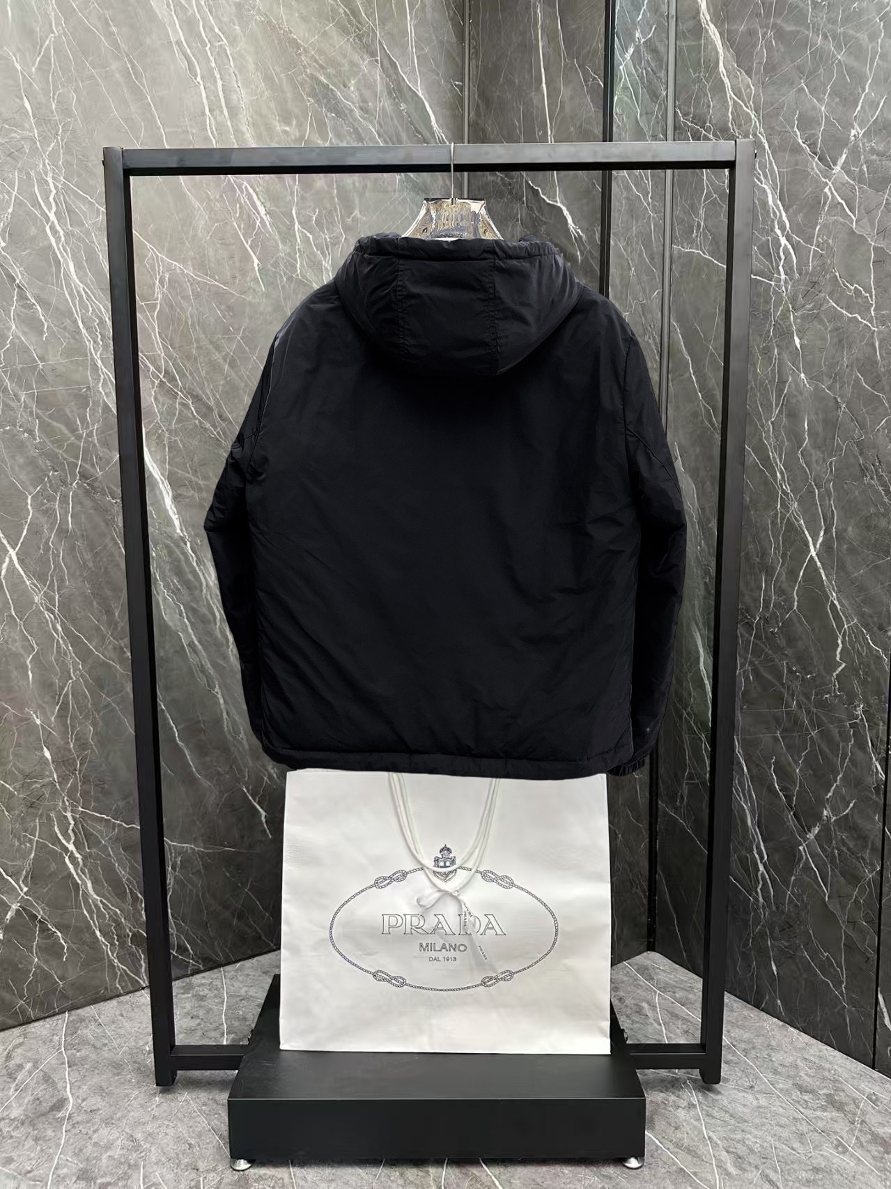 ! 普拉达 秋冬新款羽绒服。这款号称羽绒服届最贵的,全部90绒的。带着经典的Logo组合搭配,第一眼