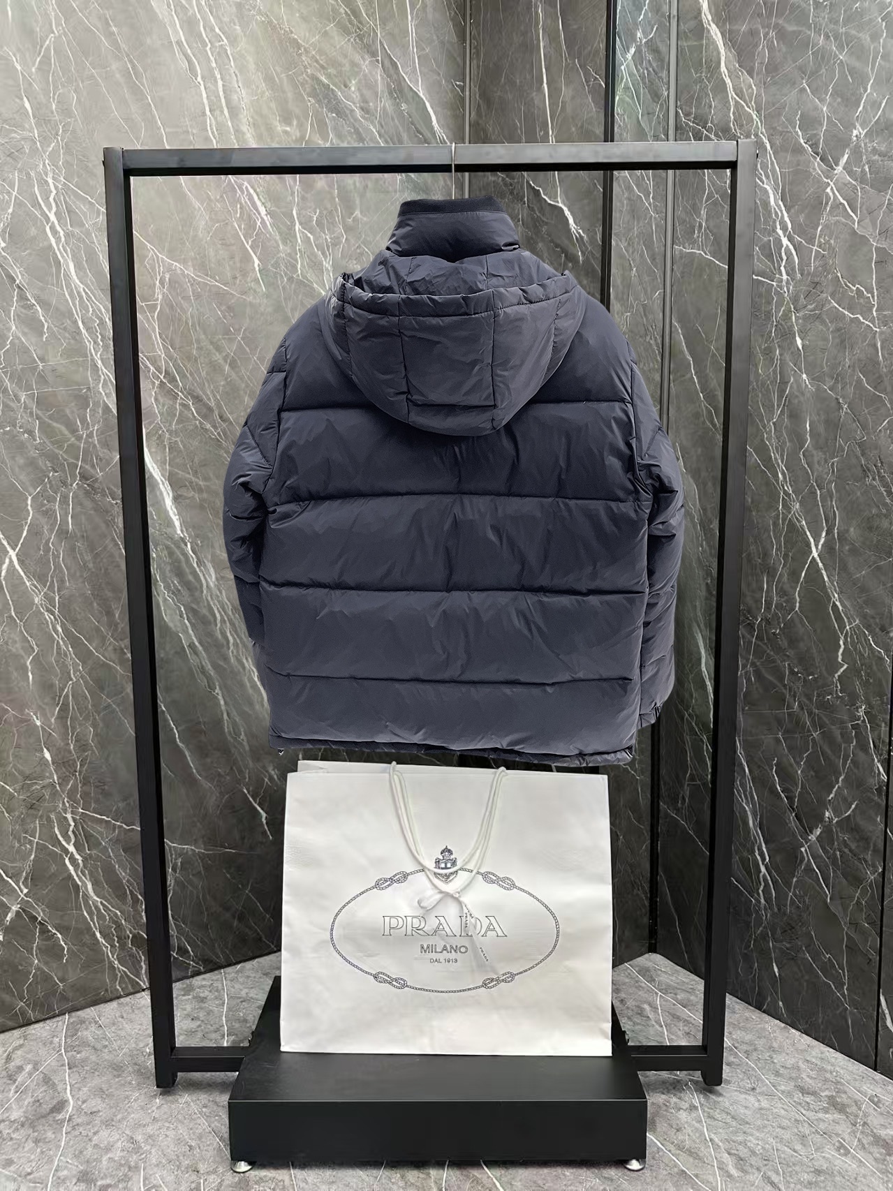 ! 蒙口 秋冬新款羽绒服。这款号称羽绒服届最贵的,全部90绒的。带着经典的Logo组合搭配,第一眼看到