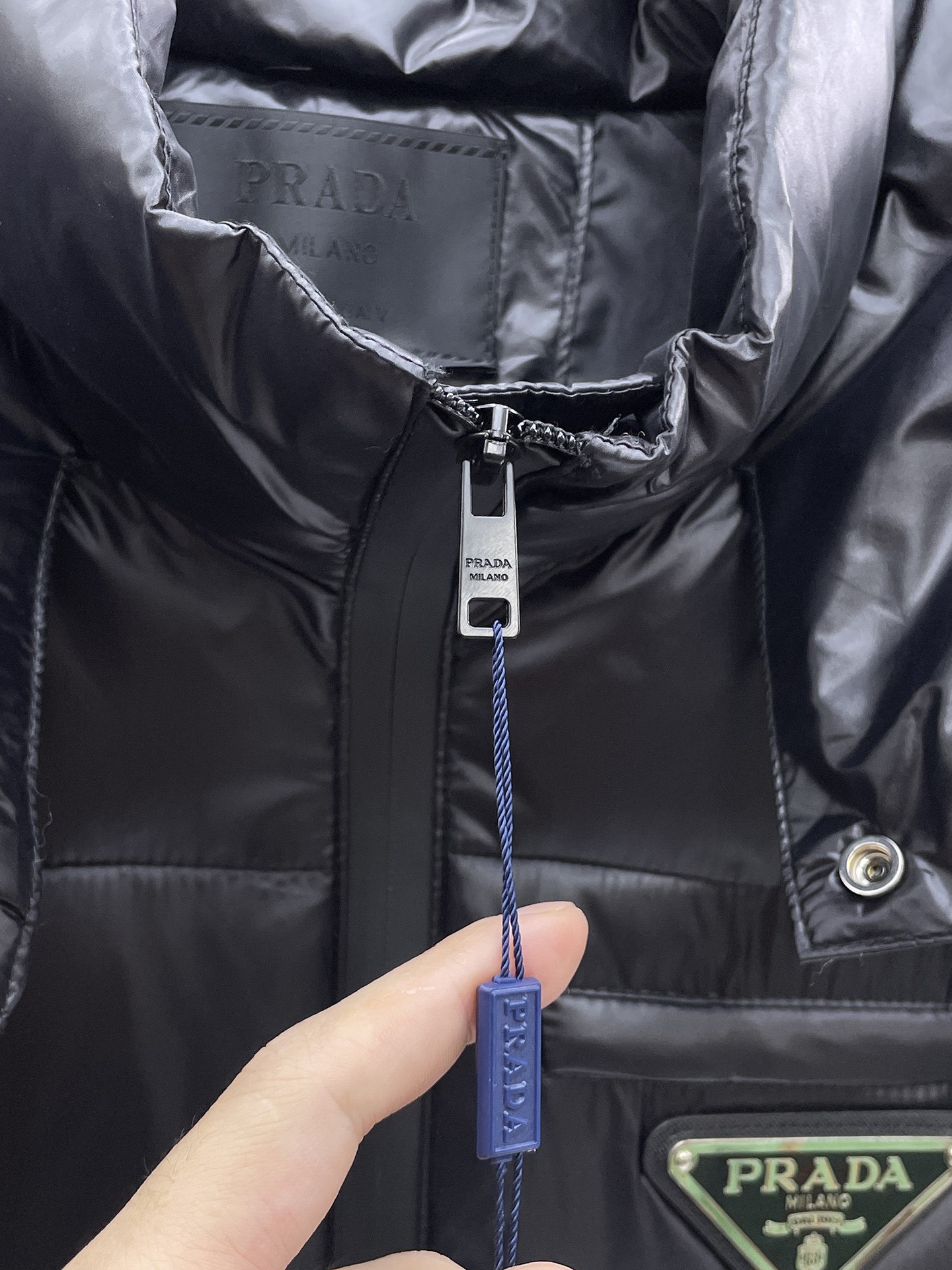 ! 普拉达 秋冬新款羽绒服。这款号称羽绒服届最贵的,全部90绒的。带着经典的Logo组合搭配,第一眼