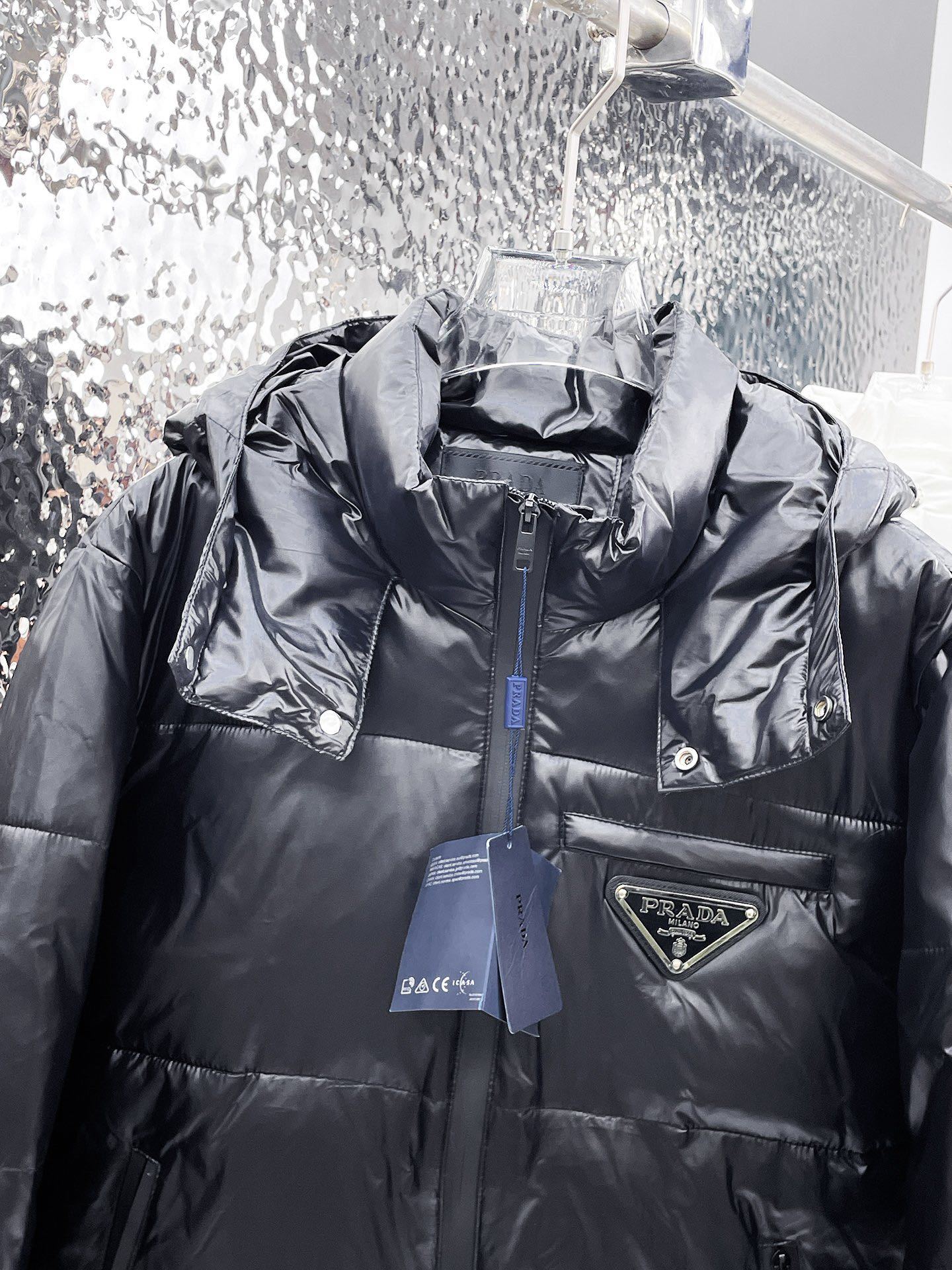 ! 普拉达 秋冬新款羽绒服。这款号称羽绒服届最贵的,全部90绒的。带着经典的Logo组合搭配,第一眼