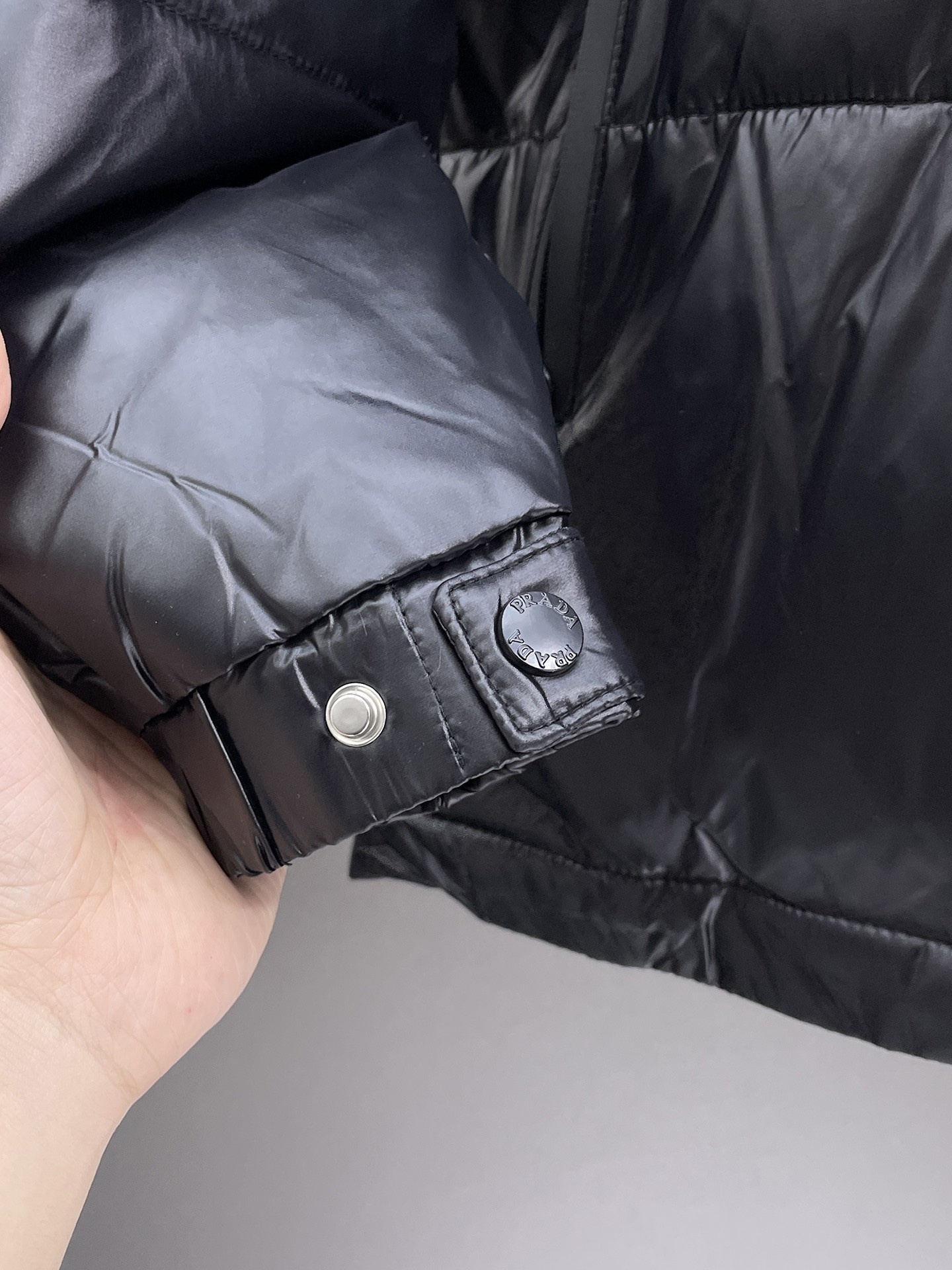 ! 普拉达 秋冬新款羽绒服。这款号称羽绒服届最贵的,全部90绒的。带着经典的Logo组合搭配,第一眼