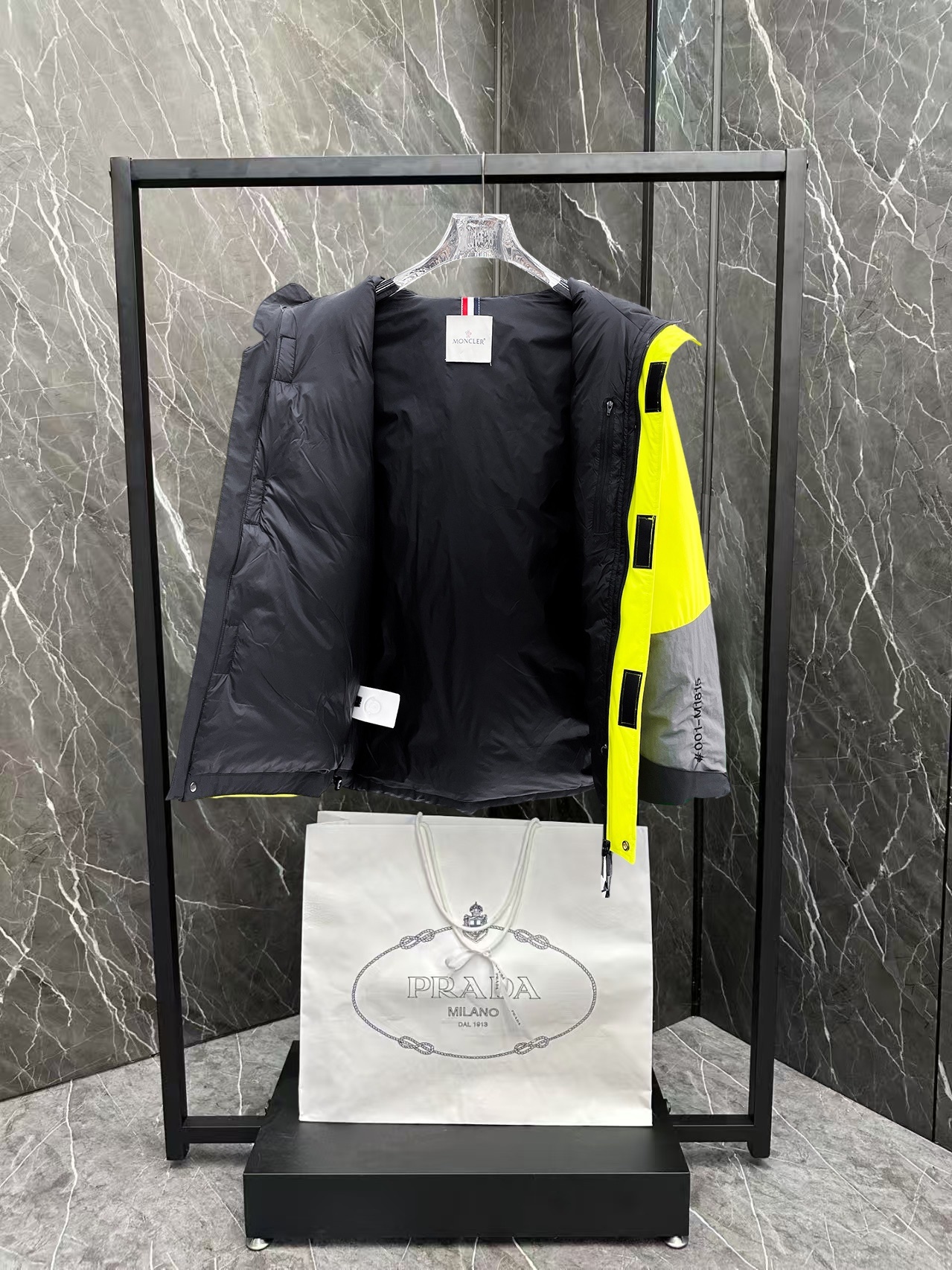 ! 蒙口 秋冬新款羽绒服。这款号称羽绒服届最贵的,全部90绒的。带着经典的Logo组合搭配,第一眼看