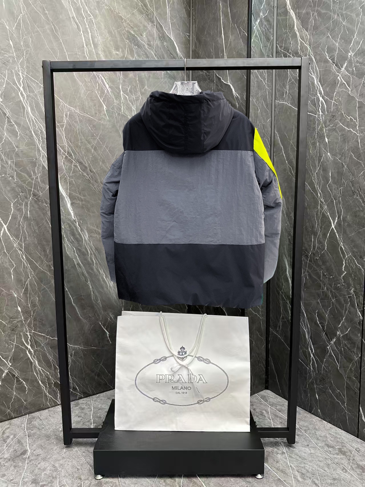 ! 蒙口 秋冬新款羽绒服。这款号称羽绒服届最贵的,全部90绒的。带着经典的Logo组合搭配,第一眼看
