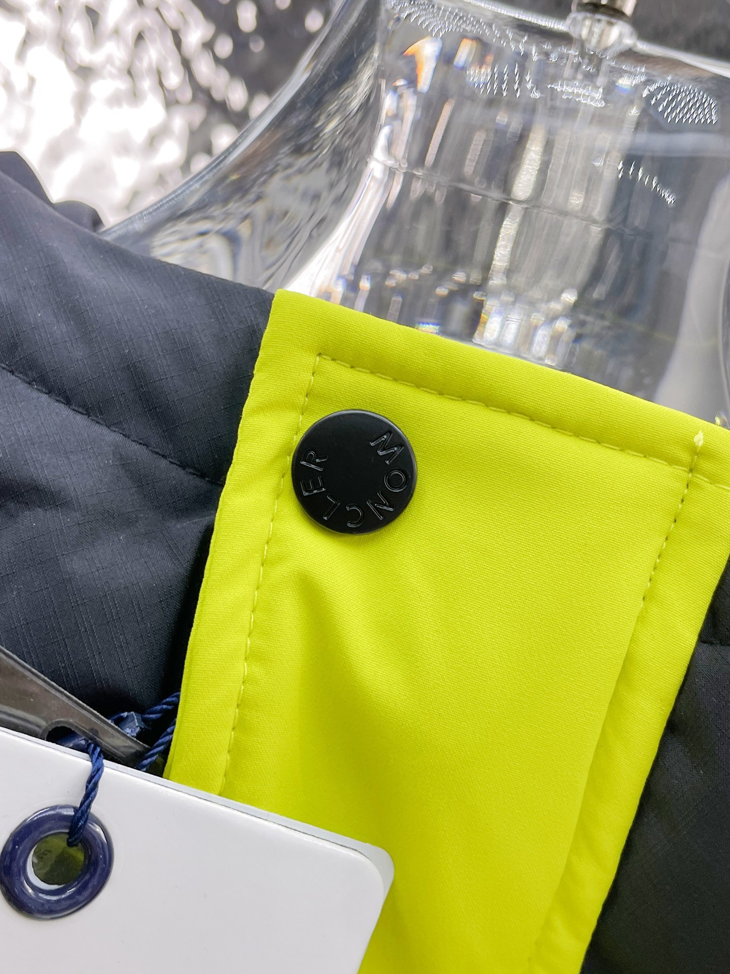! 蒙口 秋冬新款羽绒服。这款号称羽绒服届最贵的,全部90绒的。带着经典的Logo组合搭配,第一眼看