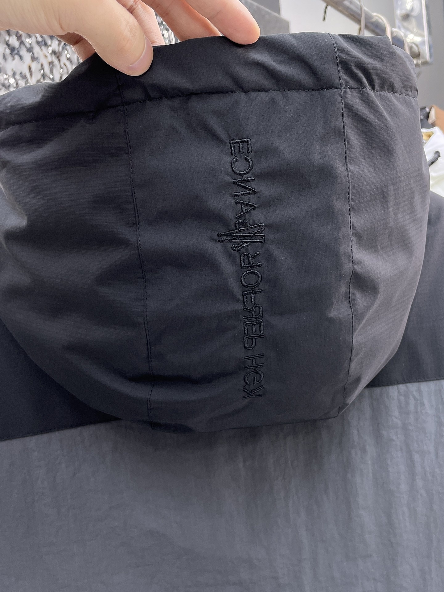 ! 蒙口 秋冬新款羽绒服。这款号称羽绒服届最贵的,全部90绒的。带着经典的Logo组合搭配,第一眼看