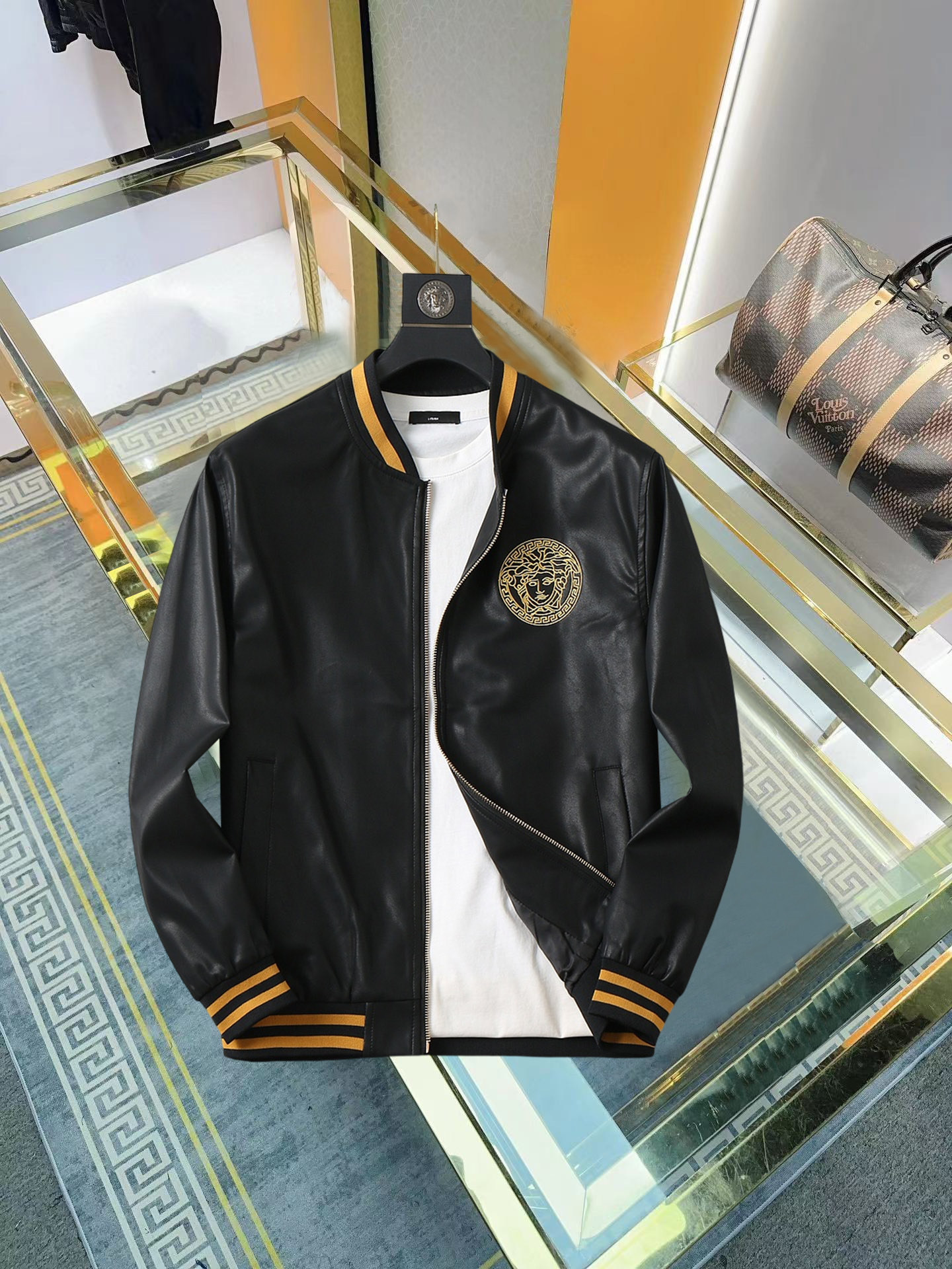 NO:952901,Versace official website same style, complete with three labels, sold in advance. 2026ss new men's jacket for autumn, double-sided original single with three labels, high-end version. Custom-made fabrics at the counter. Highly breathable and comfortable, impeccable details, brand element design concept, reflecting high quality. Delicate and soft feel. Casual tailoring, excellent upper body shape. Size M～3XL, maximum wear 195 catties,,versace,jackets & coats,jackets & coats,19860909范思哲官网同款,三标齐全,提前发售 2026ss开秋新款男士夹克外套,双面穿原单三标齐全高端版本 专柜定制面料 透气舒适度高,细节无可挑剔,品牌元素设计理念,体现高品质.手感细腻柔软 呈现休闲裁剪,上身版型超赞 码数M～3XL,最大穿195斤,,versace,jackets & coats,jackets & coats,,Men's clothing