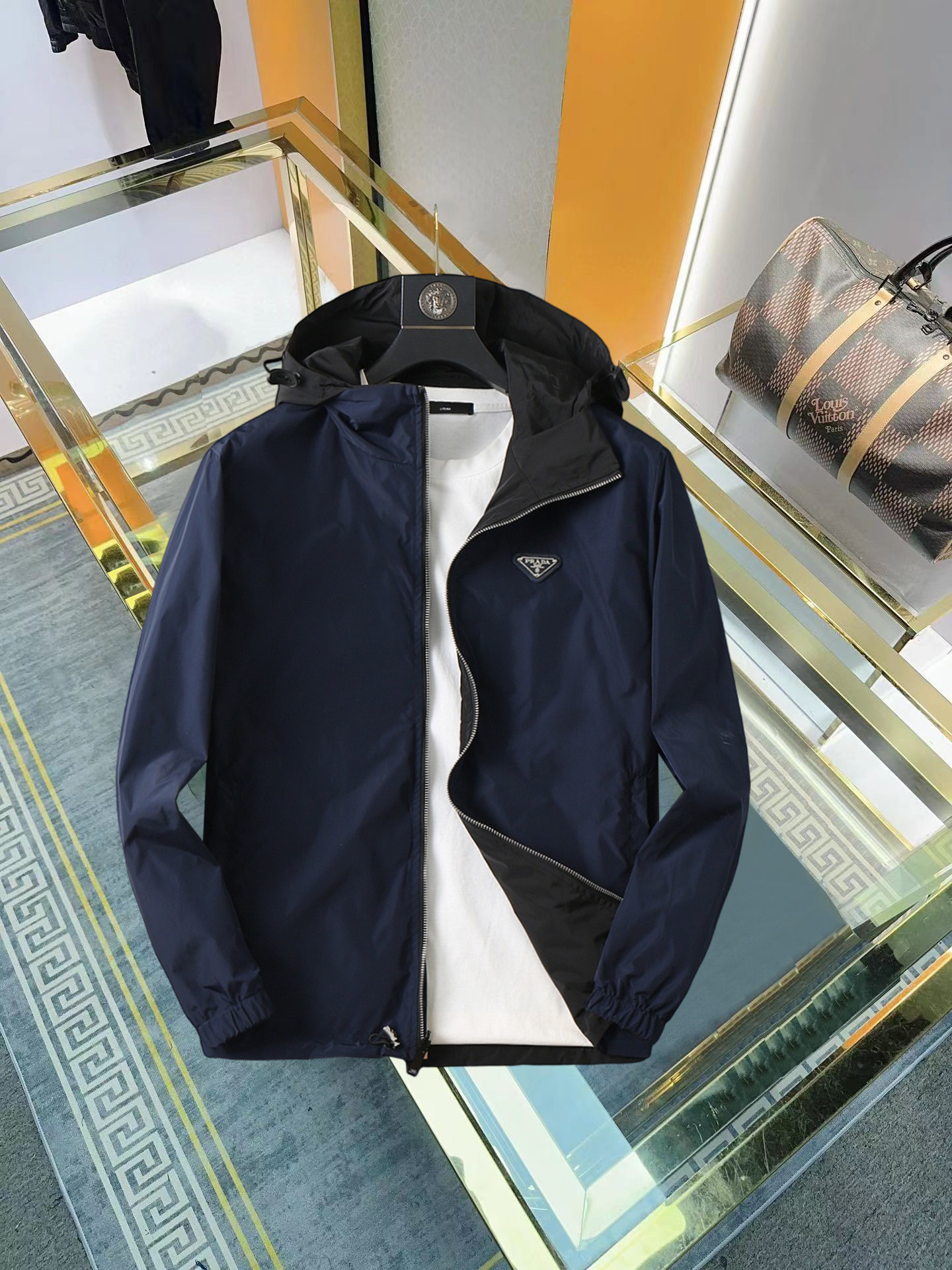 NO:952915,The same model from Prada official website, complete with three labels, on sale in advance. 2026ss new autumn men's reversible jacket, original single with three labels, high-end version. Custom-made fabrics at the counter. Highly breathable and comfortable, impeccable details, brand element design concept, reflecting high quality. It feels delicate and soft. It presents casual tailoring, and the upper body shape is great. The size is M~3XL, and the maximum wear is 195 pounds., prada, jackets & coats, jackets & coats,19860909普拉达官网同款,三标齐全,提前发售 2026ss开秋新款男士双面穿夹克外套,原单三标齐全高端版本 专柜定制面料 透气舒适度高,细节无可挑剔,品牌元素设计理念,体现高品质.手感细腻柔软 呈现休闲裁剪,上身版型超赞 码数M～3XL,最大穿195斤,,prada,jackets & coats,jackets & coats,,Men's clothing