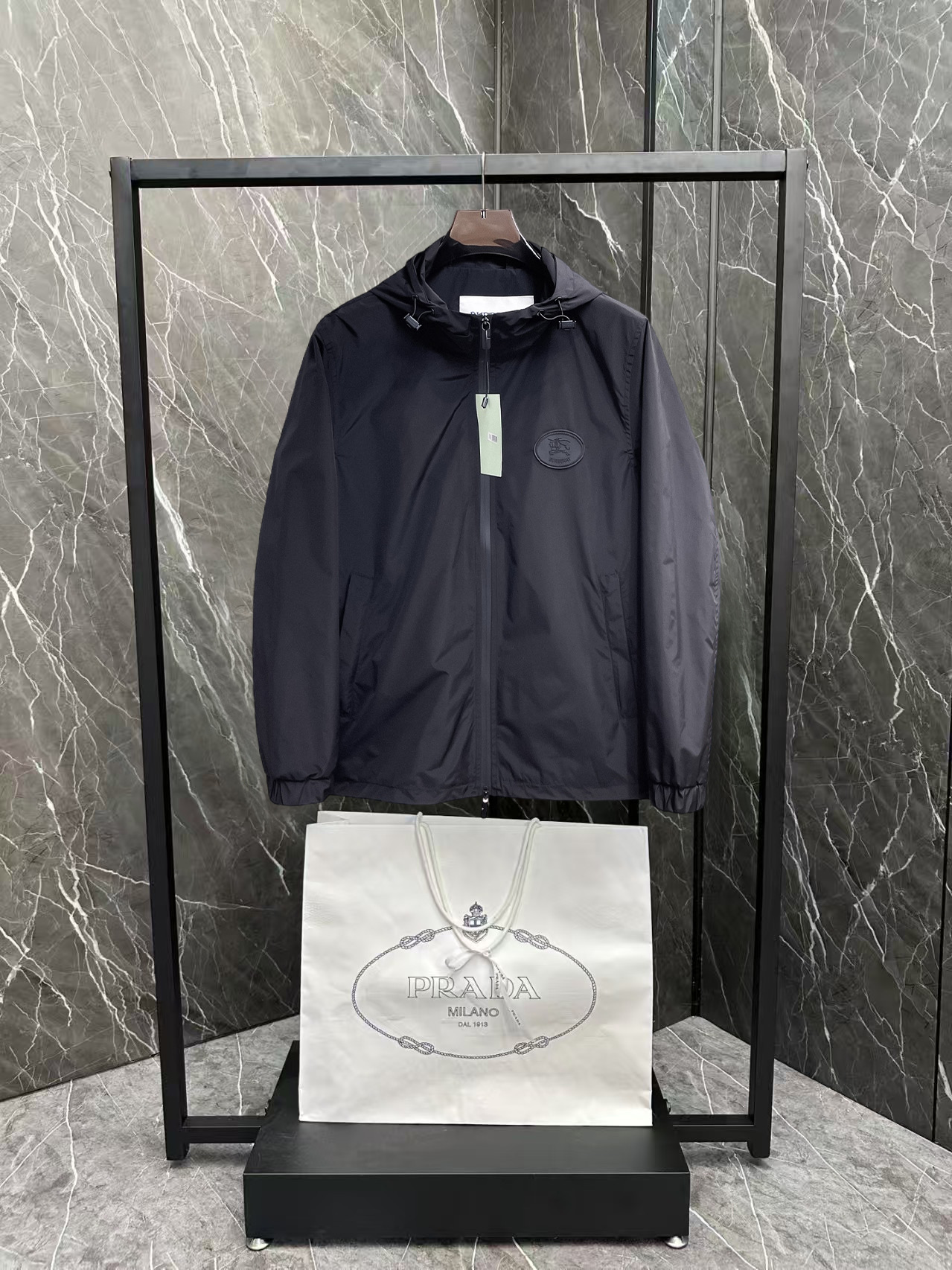 NO:876372,Same style as Burberry official website, on sale in advance!  2026ss new spring men's jackets, original high-end version with three standards!  With hidden hood, custom-made fabrics at the counter, highly breathable and comfortable, impeccable details, brand element design concept, reflecting high quality. It feels delicate and soft!  It presents a casual cut and the upper body shape is awesome!  Size M～3XL, maximum wearing capacity is 195 catties.,,burberry,jackets & coats,jackets & coats,hats,19860909巴宝莉 官网同款,提前发售！2026ss开春新款男士夹克外套,原单三标齐全高端版本！带隐藏帽,专柜定制面料 透气舒适度高,细节无可挑剔,品牌元素设计理念,体现高品质.手感细腻柔软！呈现休闲裁剪,上身版型超赞！码数M～3XL,最大穿195斤.,,burberry,jackets & coats,jackets & coats,hats,,Men's clothing