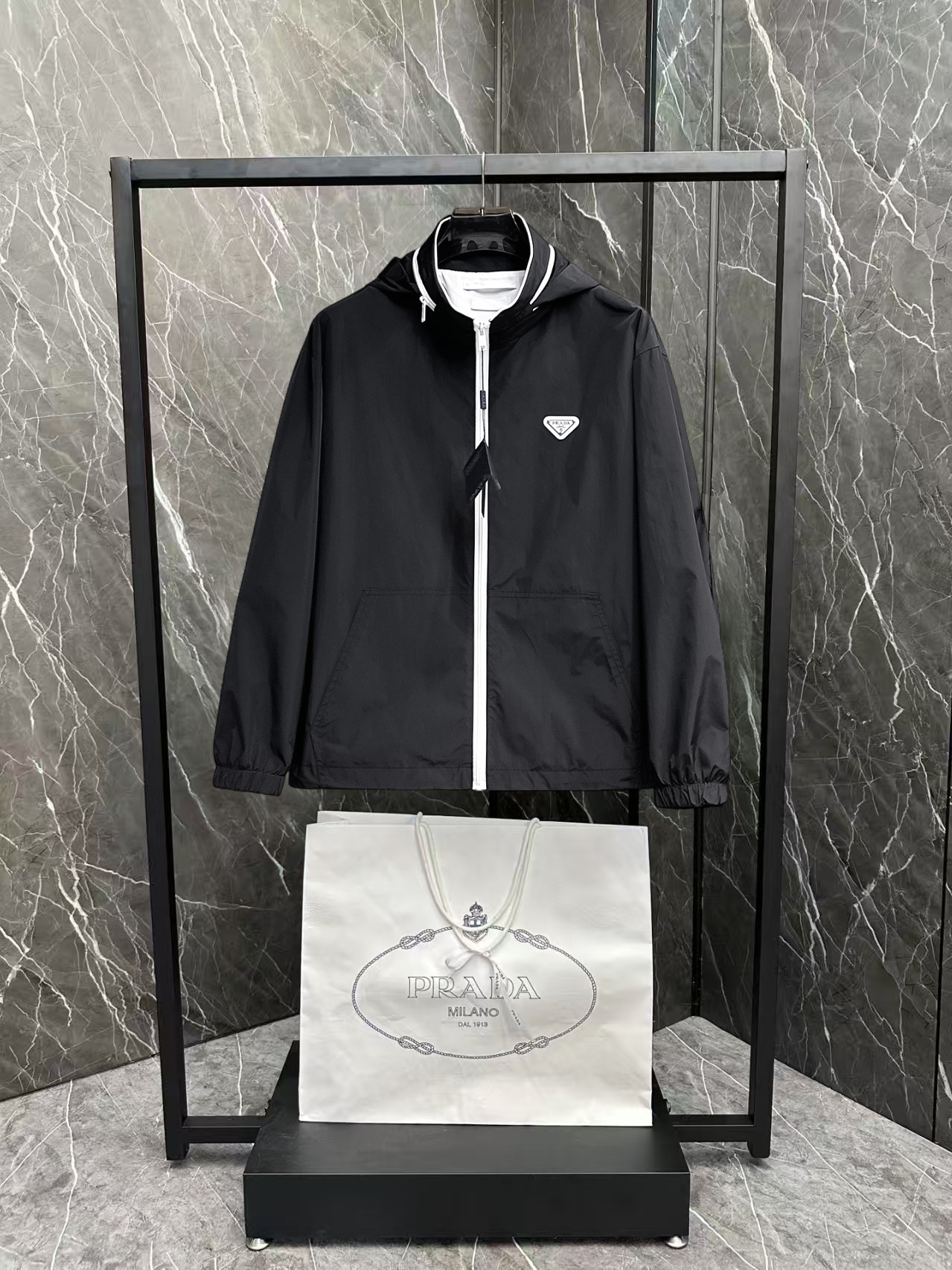 NO:876379,Same style as Prada official website, on sale in advance!  2026ss new spring men's jackets, original high-end version with three standards!  With hidden hood, custom-made fabrics at the counter, highly breathable and comfortable, impeccable details, brand element design concept, reflecting high quality. It feels delicate and soft!  It presents a casual cut and the upper body shape is awesome!  Size M～3XL, maximum wearing capacity is 195 catties.,,prada,jackets & coats,jackets & coats,hats,19860909普拉达 官网同款,提前发售！2026ss开春新款男士夹克外套,原单三标齐全高端版本！带隐藏帽,专柜定制面料 透气舒适度高,细节无可挑剔,品牌元素设计理念,体现高品质.手感细腻柔软！呈现休闲裁剪,上身版型超赞！码数M～3XL,最大穿195斤.,,prada,jackets & coats,jackets & coats,hats,,Men's clothing