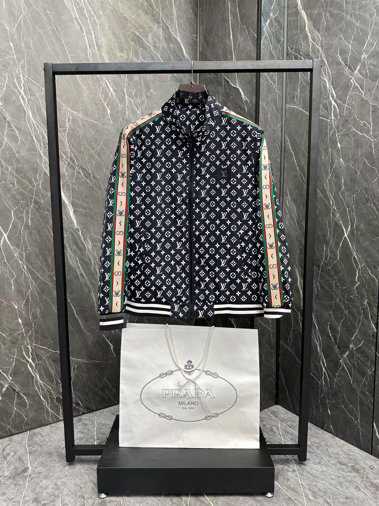 NO:876392,Same style as on LV official website, on sale in advance!  2026ss new spring men's jackets, original high-end version with three standards!  With hidden hood, custom-made fabrics at the counter, highly breathable and comfortable, impeccable details, brand element design concept, reflecting high quality. It feels delicate and soft!  It presents a casual cut and the upper body shape is awesome!  Size M～3XL, maximum wear is 195kg.,,louis vuitton,jackets & coats,jackets & coats,hats,19860909LV 官网同款,提前发售！2026ss开春新款男士夹克外套,原单三标齐全高端版本！带隐藏帽,专柜定制面料 透气舒适度高,细节无可挑剔,品牌元素设计理念,体现高品质.手感细腻柔软！呈现休闲裁剪,上身版型超赞！码数M～3XL,最大穿195斤.,,louis vuitton,jackets & coats,jackets & coats,hats,,Men's clothing