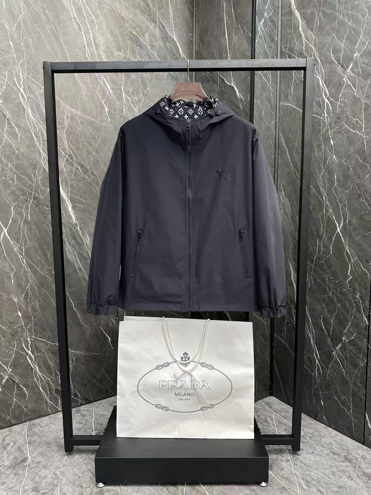 NO:876399,Same style as on LV official website, on sale in advance!  2026ss spring new men's reversible jacket, original single and three-label complete high-end version!  With hidden hood, custom-made fabrics at the counter, highly breathable and comfortable, impeccable details, brand element design concept, reflecting high quality. It feels delicate and soft!  It presents a casual cut and the upper body shape is awesome!  Size M～3XL, maximum wear is 195kg.,,louis vuitton,jackets & coats,jackets & coats,hats,19860909LV 官网同款,提前发售！2026ss开春新款男士双面穿夹克外套,原单三标齐全高端版本！带隐藏帽,专柜定制面料 透气舒适度高,细节无可挑剔,品牌元素设计理念,体现高品质.手感细腻柔软！呈现休闲裁剪,上身版型超赞！码数M～3XL,最大穿195斤.,,louis vuitton,jackets & coats,jackets & coats,hats,,Men's clothing
