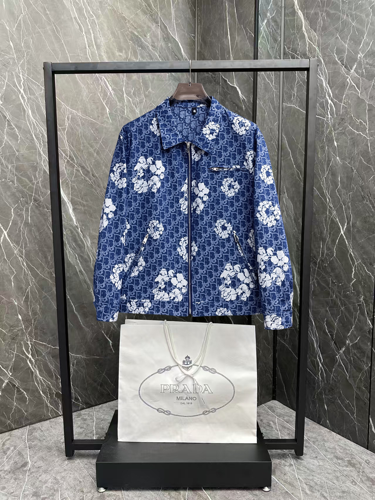 NO:876414,Same style as Dior official website, on sale in advance!  2026ss new spring men's jackets, original high-end version with three standards!  With hidden hood, custom-made fabrics at the counter, highly breathable and comfortable, impeccable details, brand element design concept, reflecting high quality. It feels delicate and soft!  It presents a casual cut and the upper body shape is awesome!  Size M～3XL, maximum wearing capacity is 195 catties.,,dior,jackets & coats,jackets & coats,hats,19860909迪奥 官网同款,提前发售！2026ss开春新款男士夹克外套,原单三标齐全高端版本！带隐藏帽,专柜定制面料 透气舒适度高,细节无可挑剔,品牌元素设计理念,体现高品质.手感细腻柔软！呈现休闲裁剪,上身版型超赞！码数M～3XL,最大穿195斤.,,dior,jackets & coats,jackets & coats,hats,,Men's clothing